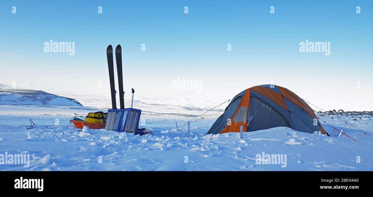 Tenda al campo nel paesaggio invernale islandese Foto Stock