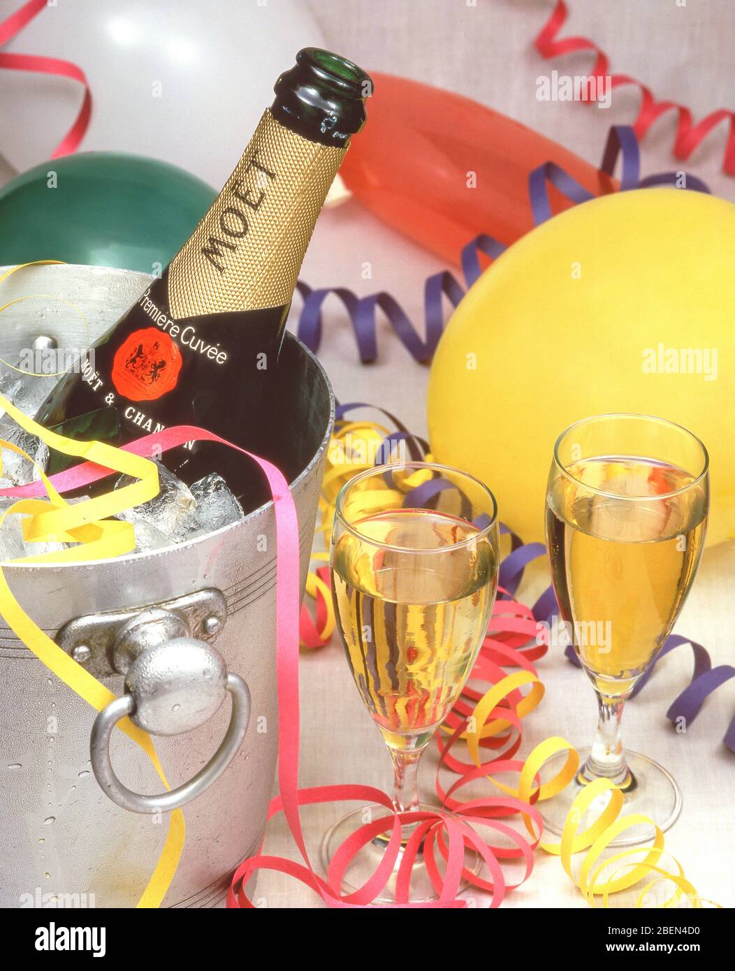 Moët champagne nel secchio con bandiere e palloncini, London, England, Regno Unito Foto Stock
