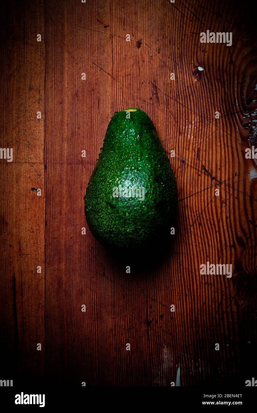 Avocado fresco su un tavolo di legno Foto Stock