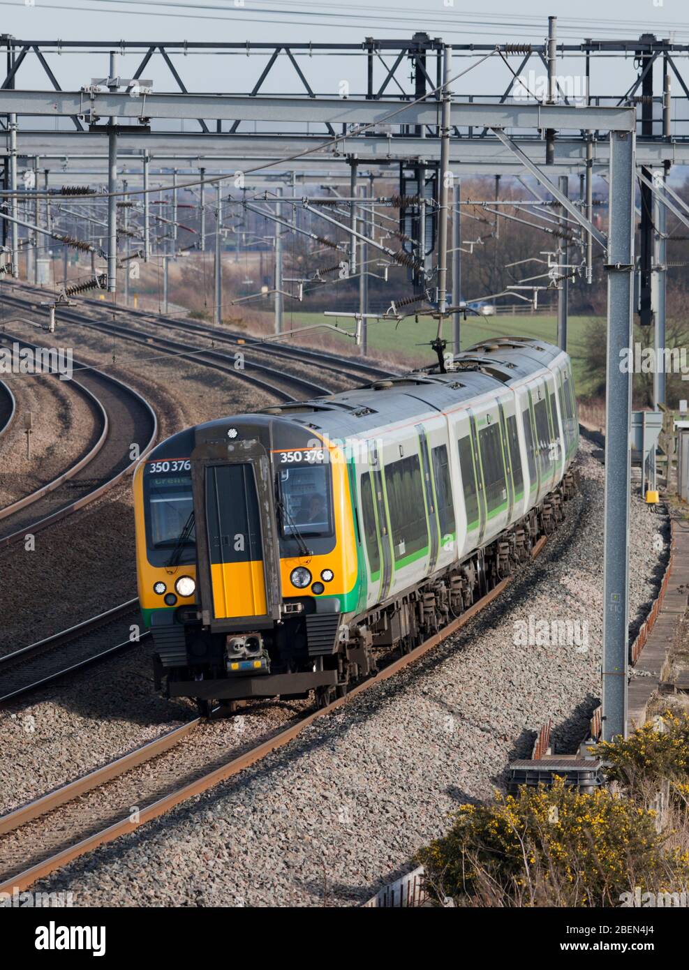 Londra Midland Siemens Desiro treno di classe 350 sulla linea principale della costa occidentale a 4 piste nella valle di Trent, Regno Unito, con un locale tutte le stazioni fermano treno Foto Stock