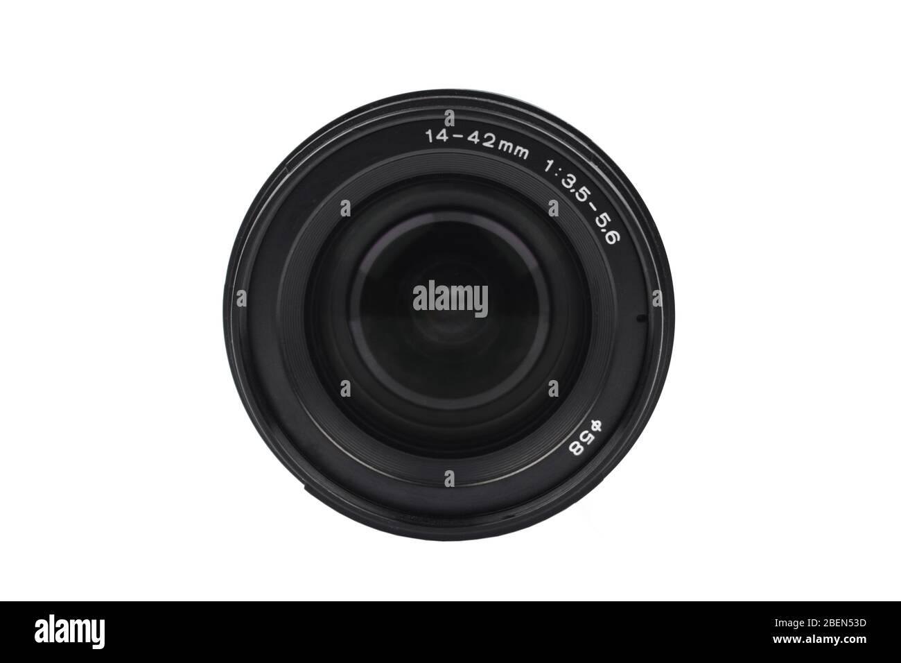 Obiettivo standard della fotocamera di colore nero posizionato su uno sfondo isolato vuoto di carta bianca Foto Stock