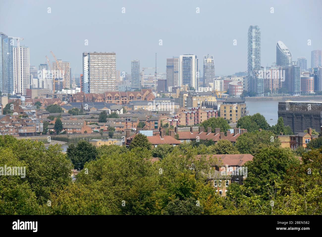 Vista verso Tower Hamlets dal parco Greenwich nel sud-est di Londra, Regno Unito Foto Stock