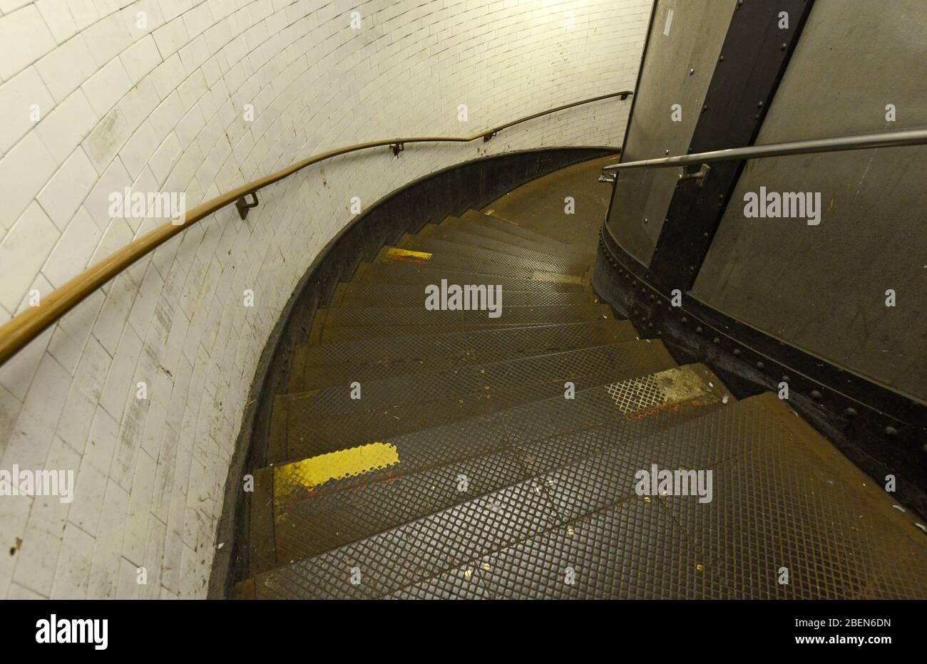 Il tunnel a piedi di Greenwich sotto il fiume Tamigi collega il Cutty Sark a Greenwich con i Island Gardens sull'Isola dei cani a Londra, Regno Unito Foto Stock