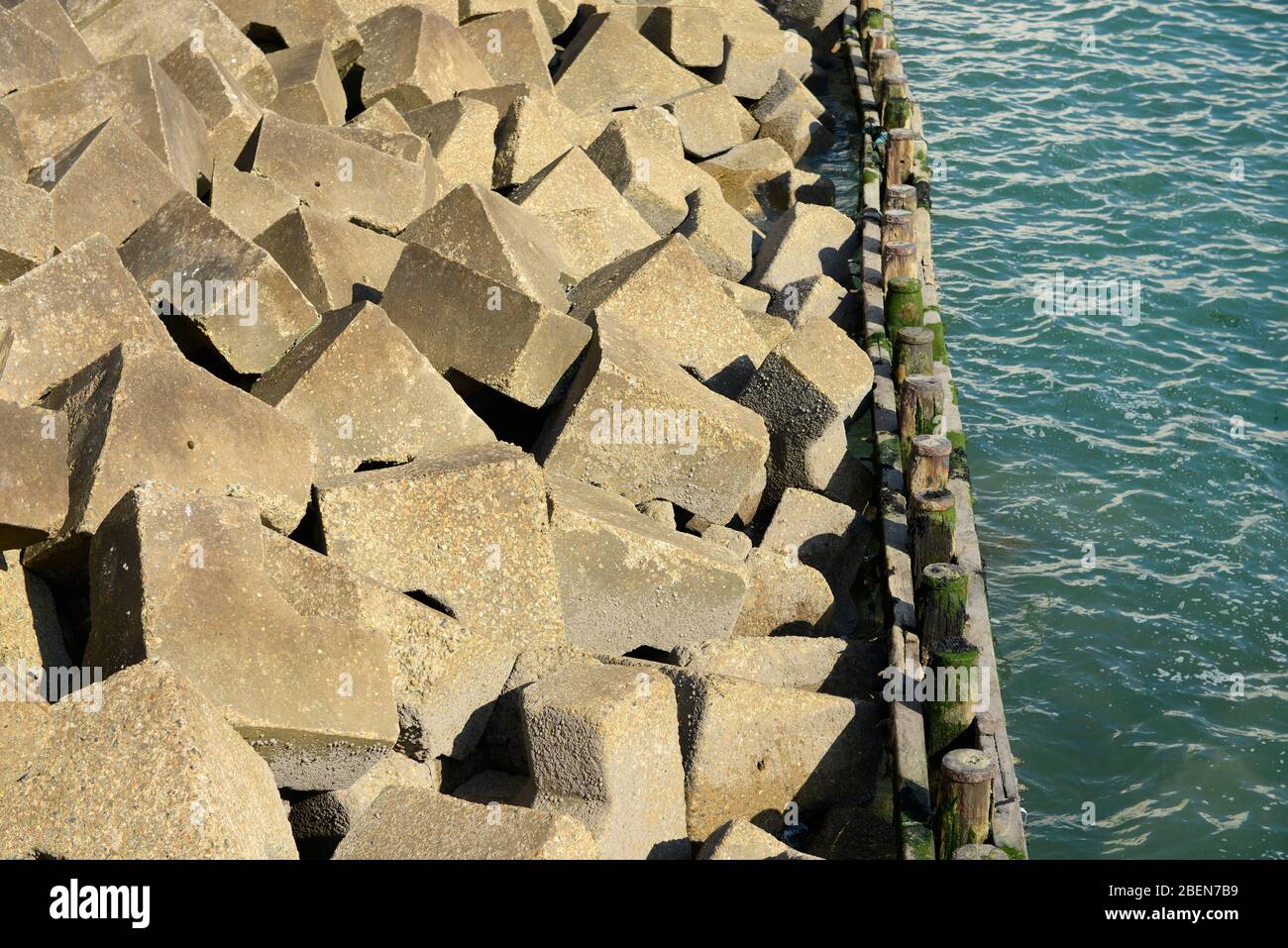 Il breakwater a Seaford Head a East Sussex, Regno Unito Foto Stock