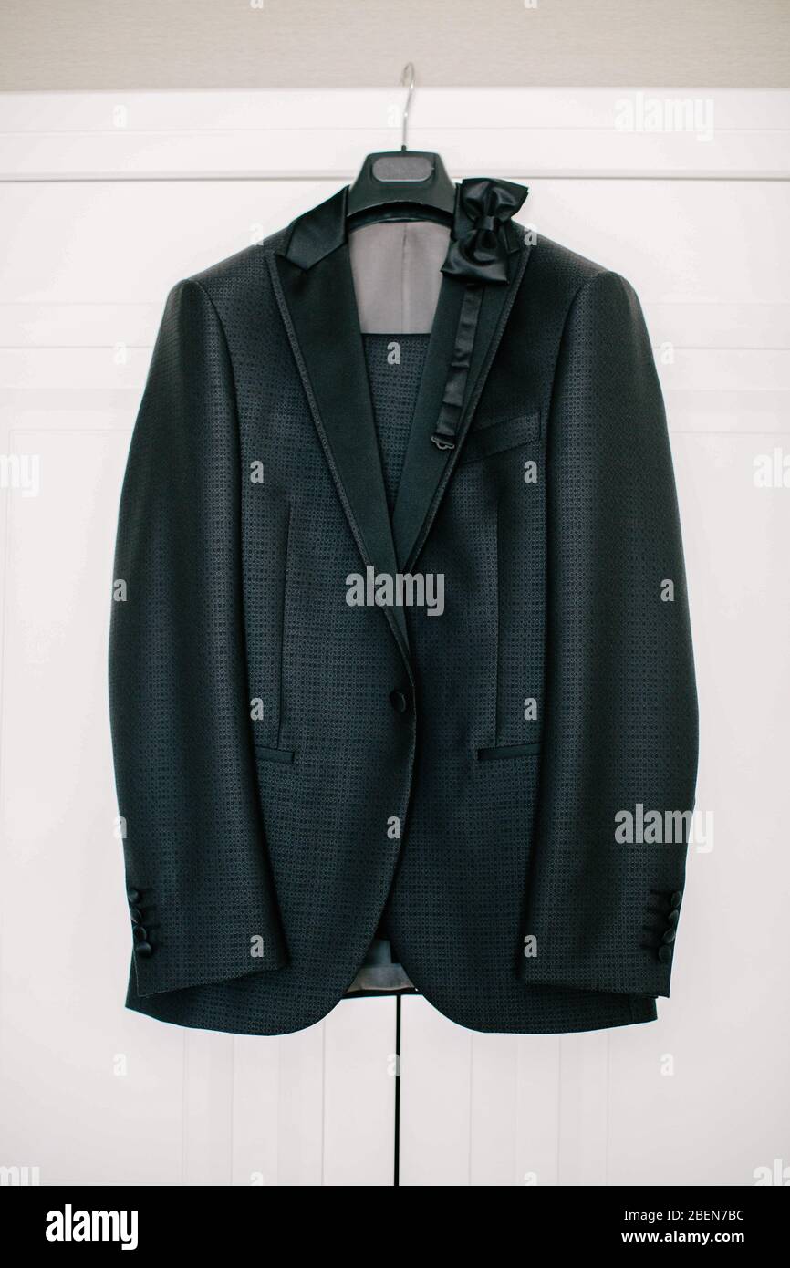 Groom nero e cravatta per arco. Appeso nel guardaroba. Preparazione per matrimoni. Foto Stock