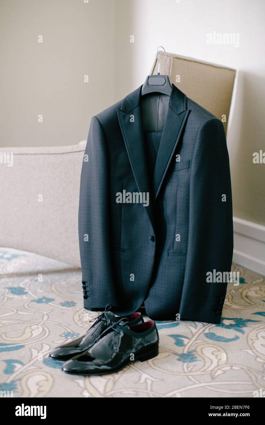 Abito da sposo e scarpe nere. Angolo interno e medio. Preparativi per il giorno del matrimonio. Foto Stock
