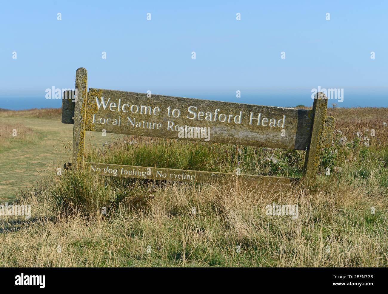 Un bel segno rustico che accoglie gli escursionisti alla riserva naturale di Seaford Head, vicino a Seaford in East Sussex, Regno Unito Foto Stock