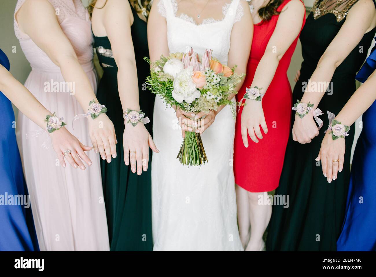 Bouquet nuziale e braccialetti della sposa. Fiori colorati. Interno e primo piano. Foto Stock