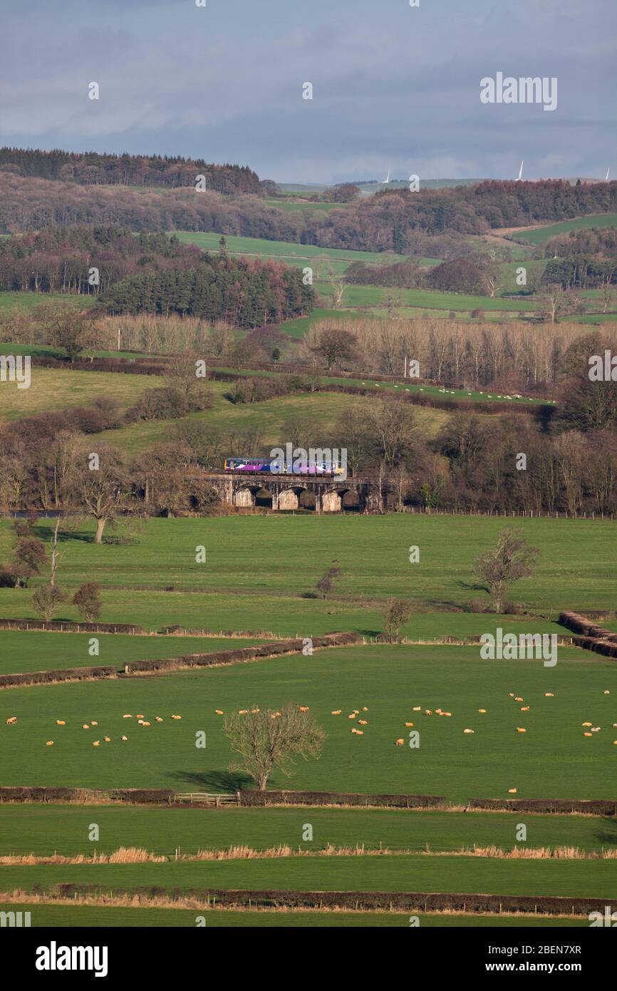 Treno nordico di classe 144, visto da una distanza che attraversa il viadotto di Melling sulla panoramica linea ferroviaria 'Little North Western' Foto Stock
