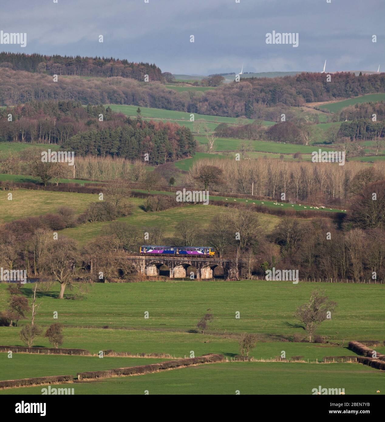 Treno nordico di classe 144, visto da una distanza che attraversa il viadotto di Melling sulla panoramica linea ferroviaria 'Little North Western' Foto Stock