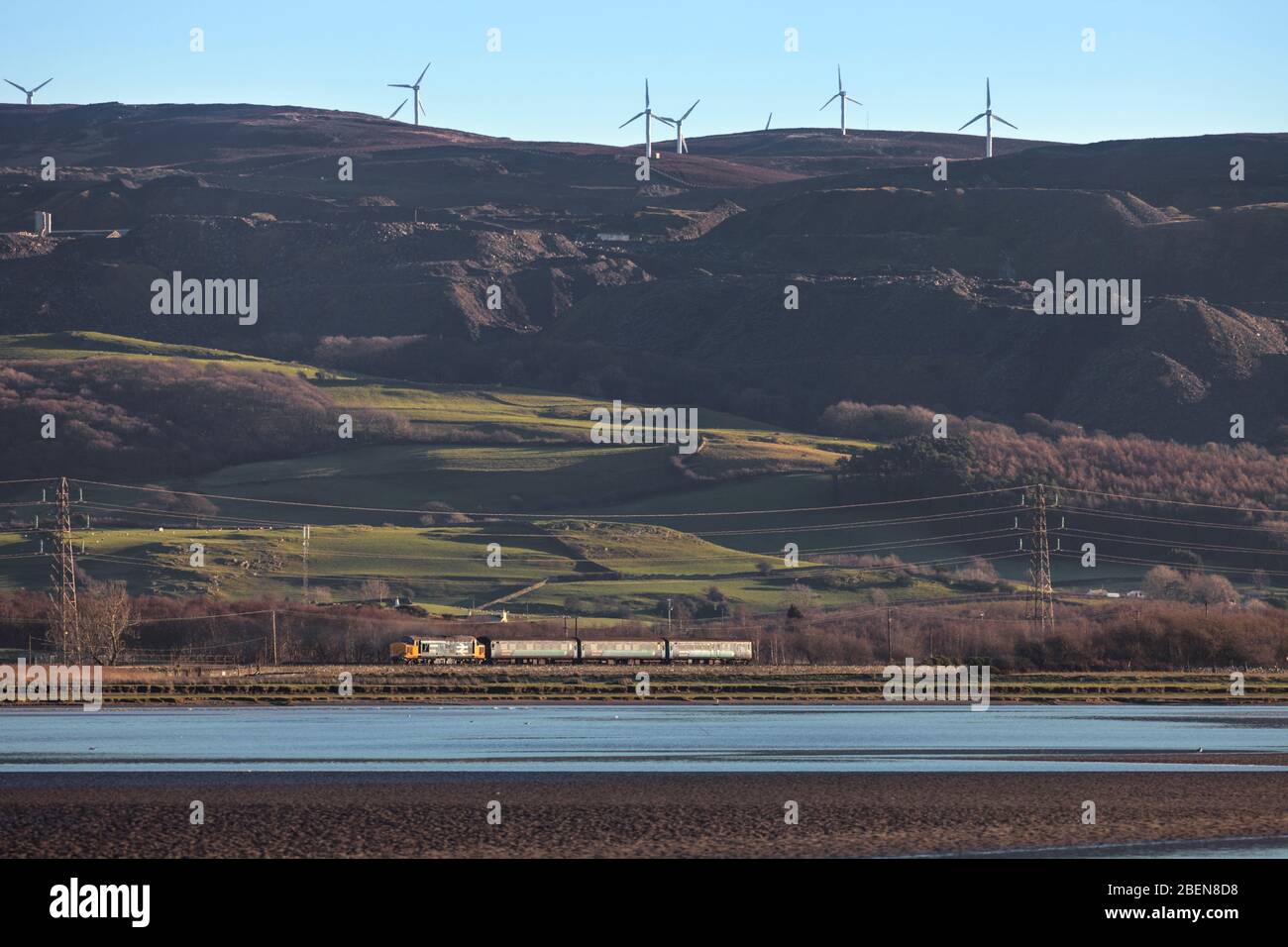 Locomotiva DRS classe 37 che passa Foxfield dall'estuario del Duddon sulla linea ferroviaria panoramica della costa Cumbria con un servizio passeggeri Northern Rail Foto Stock