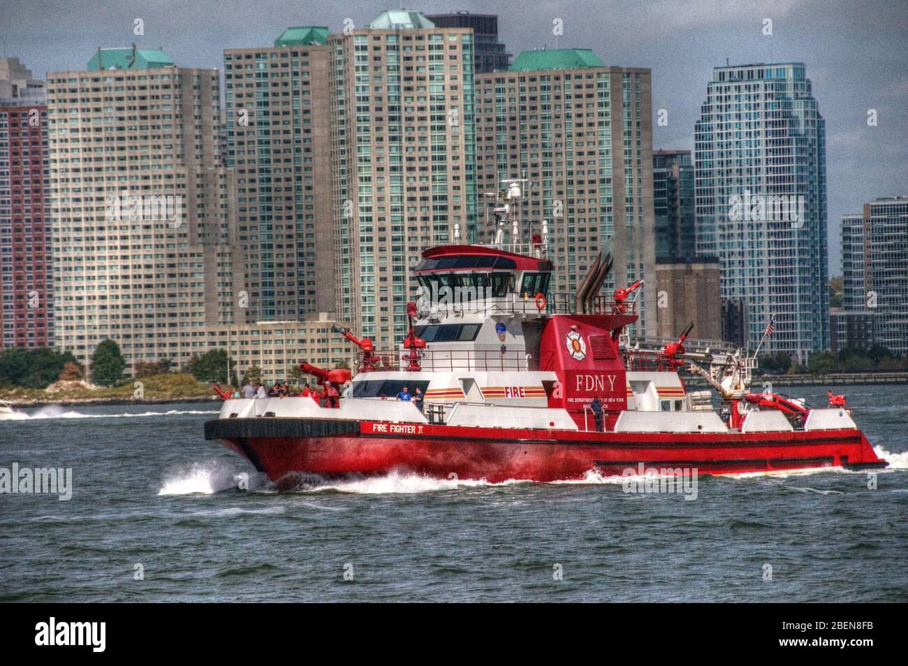 Vigili del fuoco New York's Fireboat Fight Fighter 2 Foto Stock