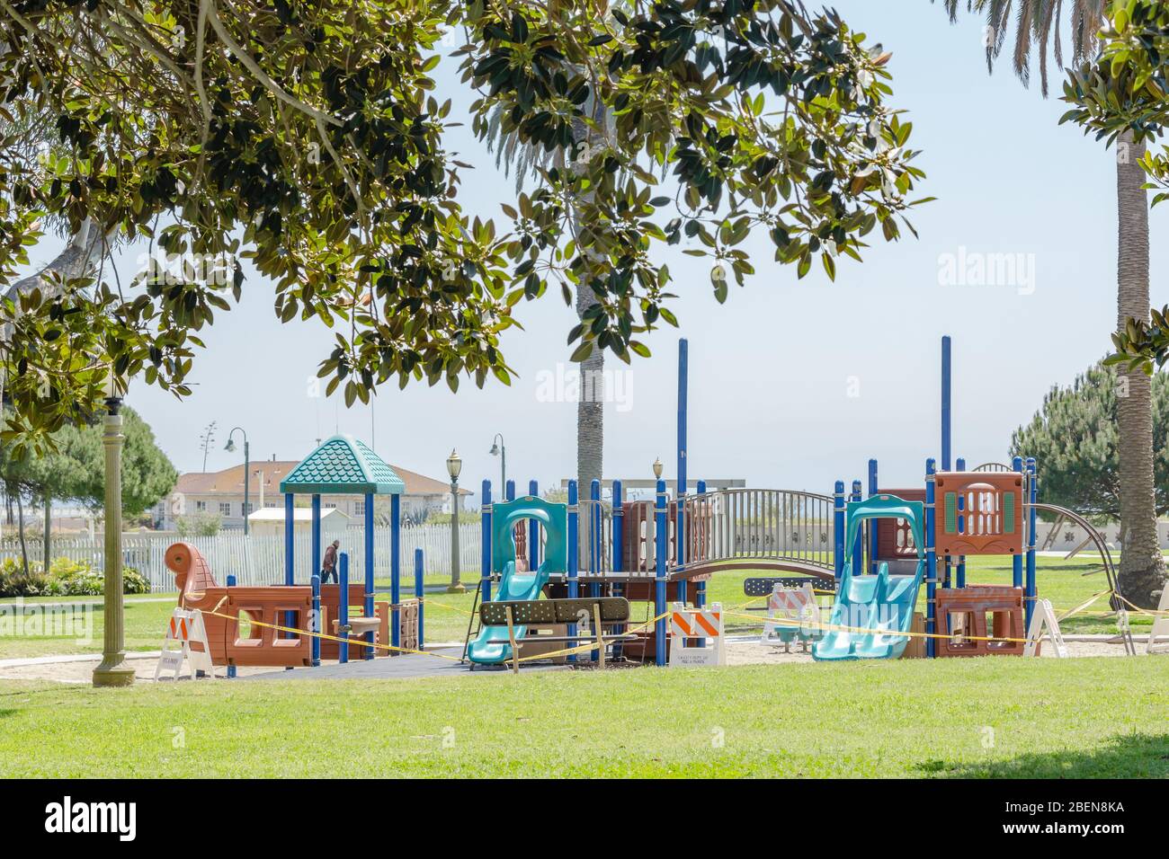 San Pedro, CA - Parco giochi chiuso con nastro di attenzione durante il soggiorno a casa Ordine 14 aprile 2020 Foto Stock