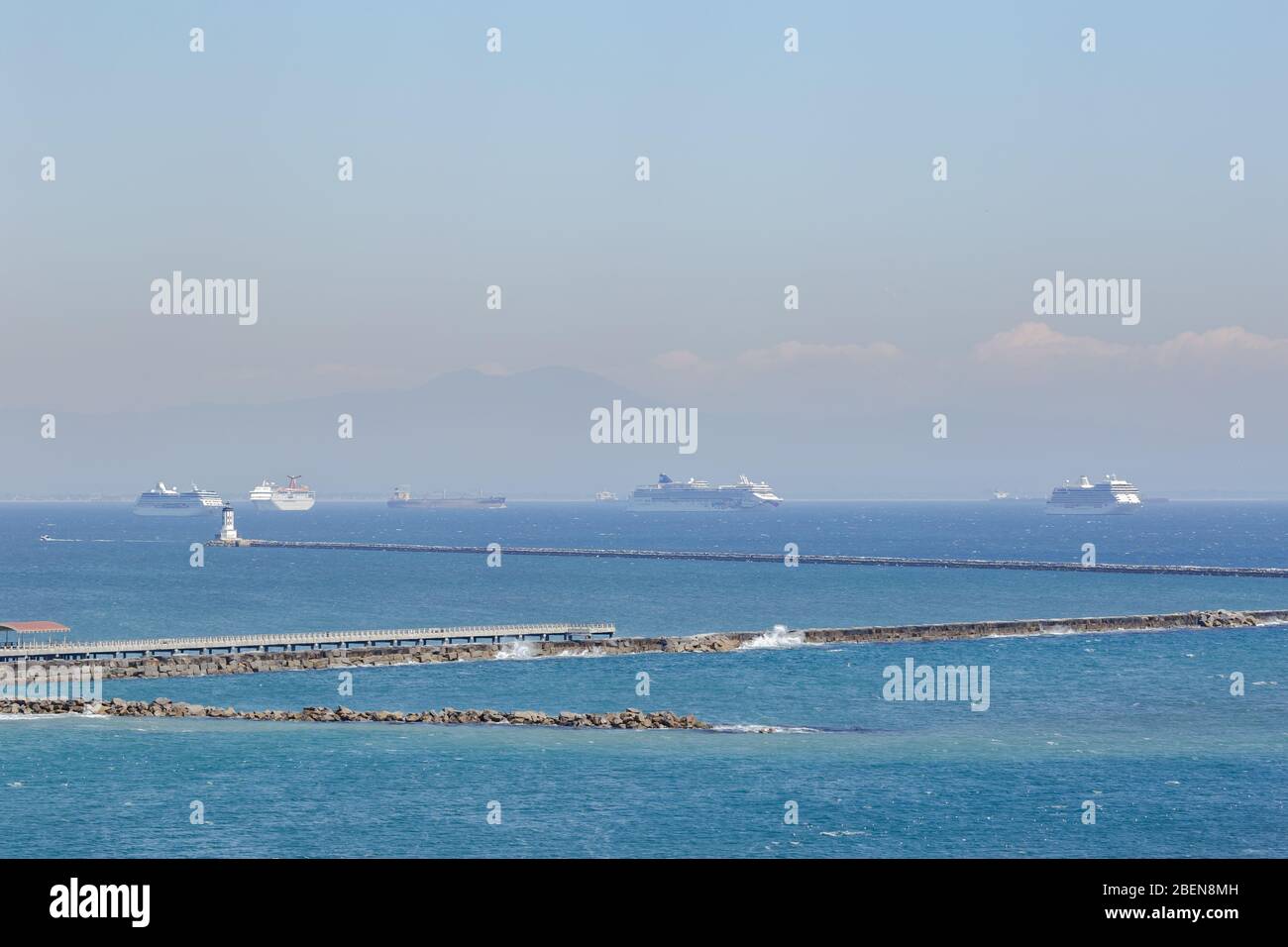 San Pedro, CA - le navi da crociera aspettano senza posto per andare durante la crisi di Covid-19 14 aprile 2020 Foto Stock