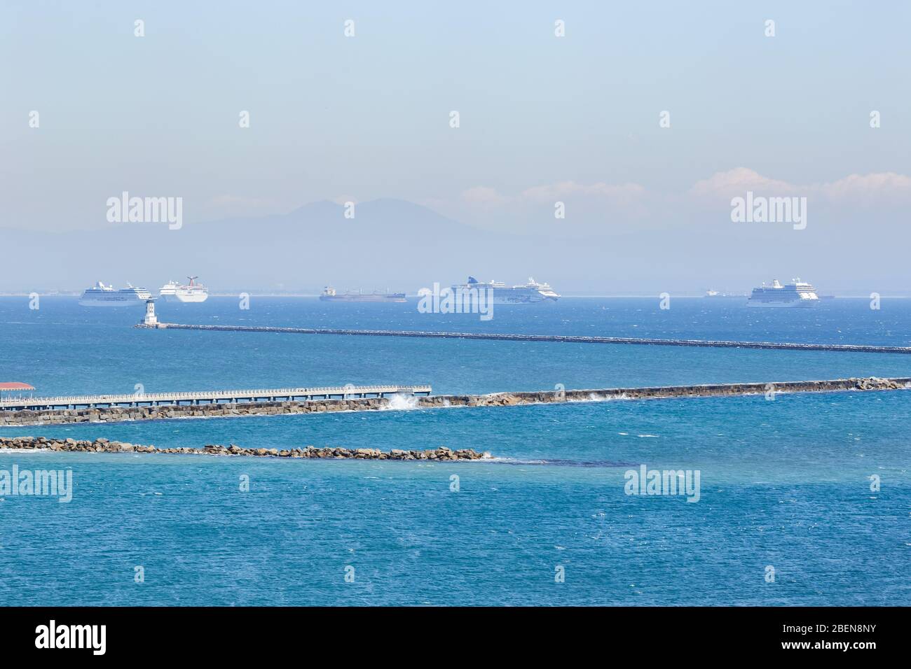 San Pedro, CA - le navi da crociera aspettano senza posto per andare durante la crisi di Covid-19 14 aprile 2020 Foto Stock