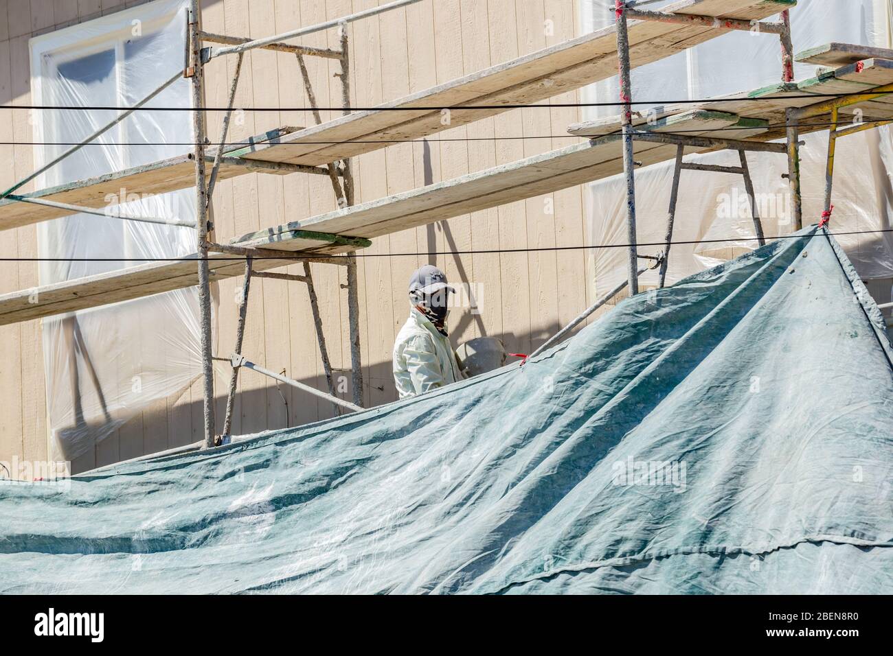 Lavori esterni in corso a casa durante l'ordine di soggiorno a Los Angeles, CA 14 aprile 2020 Foto Stock