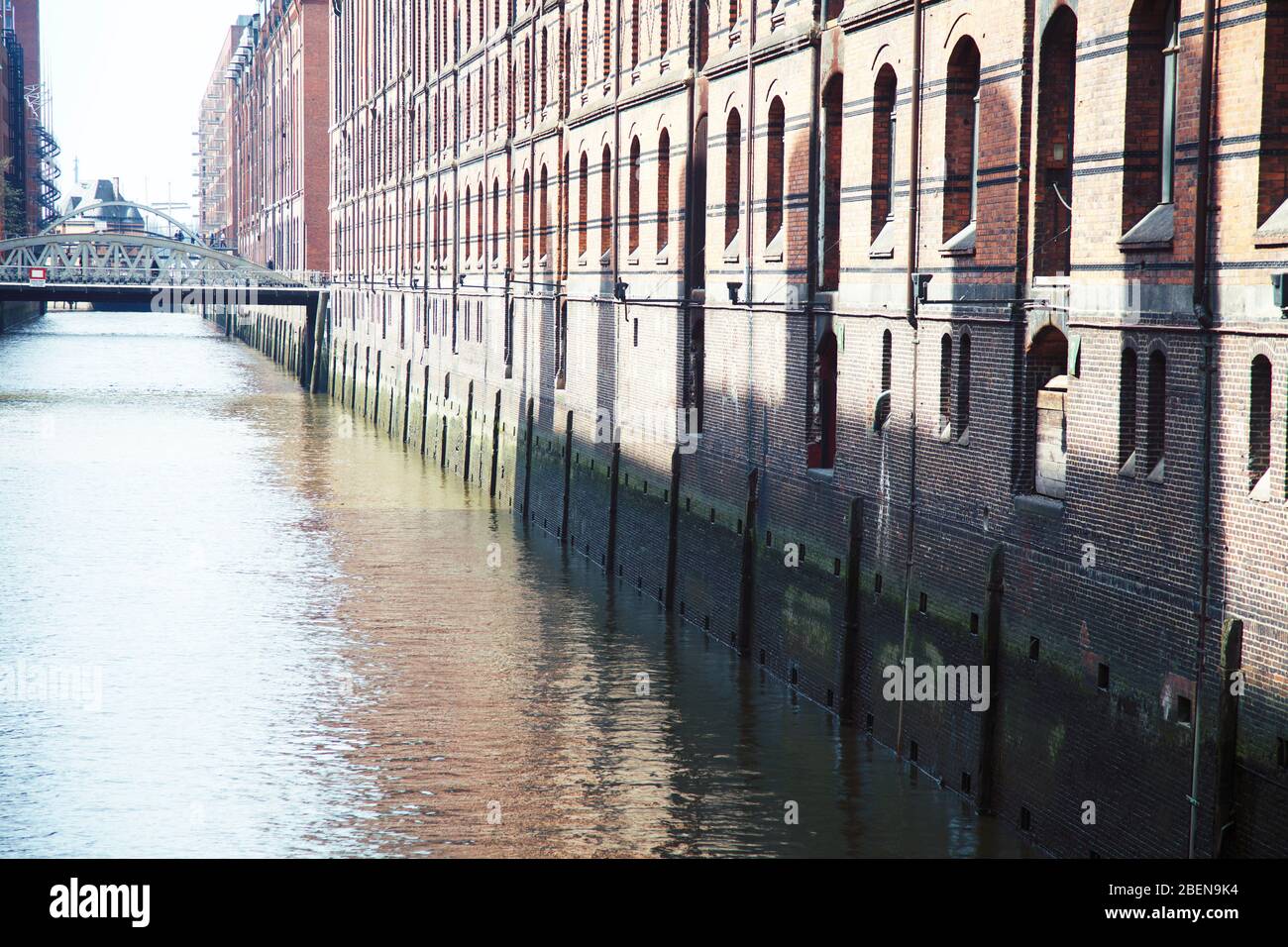 Posta carta vista ambra casa in Germania Amburgo, moderna strada europea Foto Stock