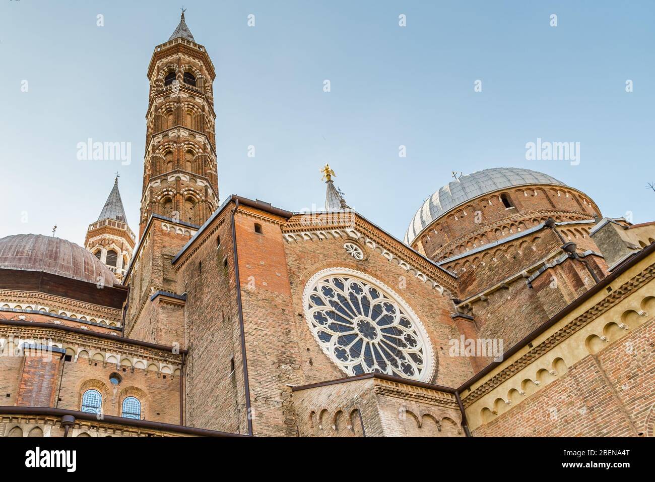 PADOVA, ITALIA - 23 FEBBRAIO 2019: La luce del sole illumina la splendida Basilica di Sant'Antonio da Padova, uno dei luoghi più spirituali d'Italia Foto Stock