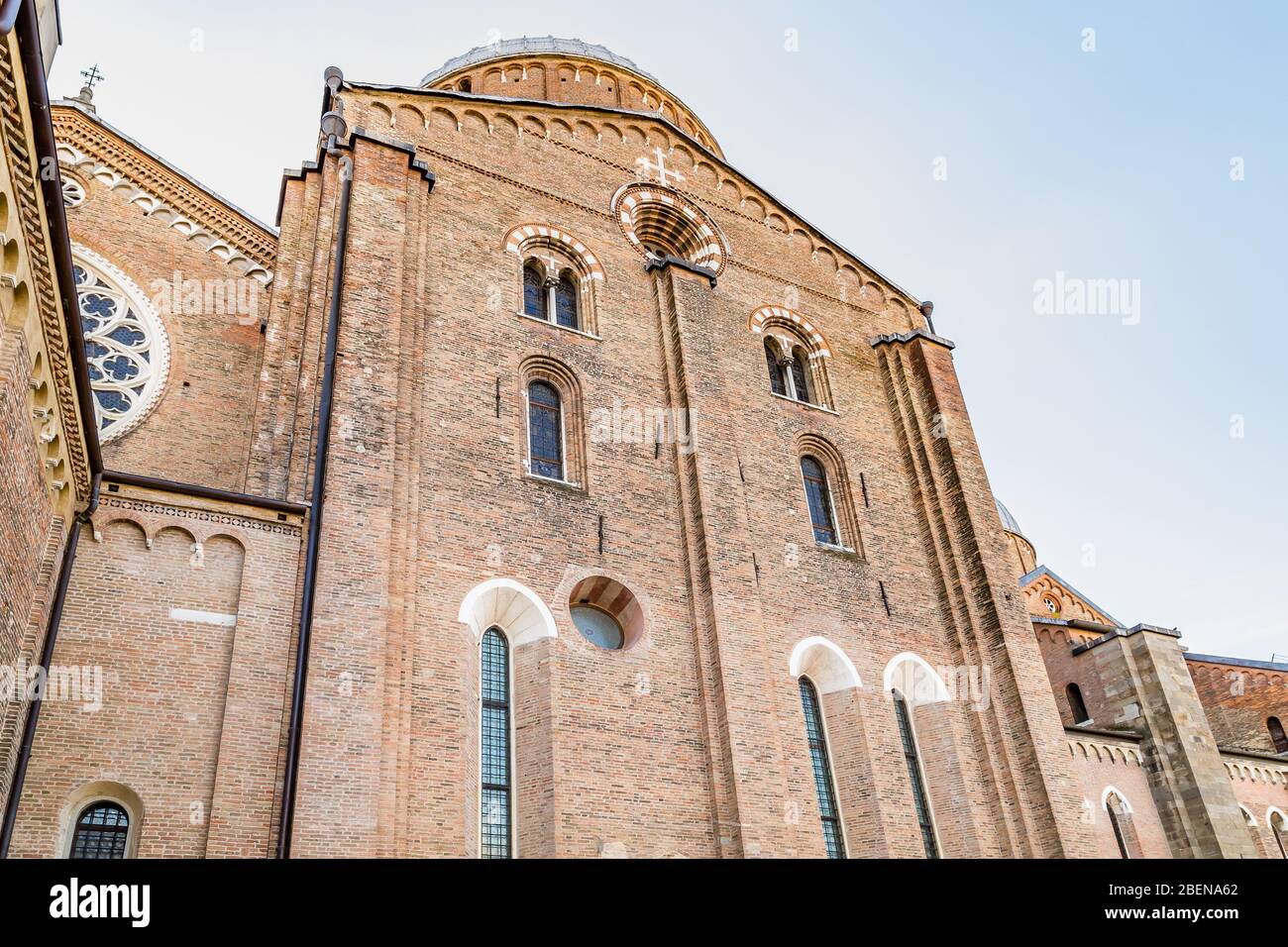 PADOVA, ITALIA - 23 FEBBRAIO 2019: La luce del sole illumina la splendida Basilica di Sant'Antonio da Padova, uno dei luoghi più spirituali d'Italia Foto Stock
