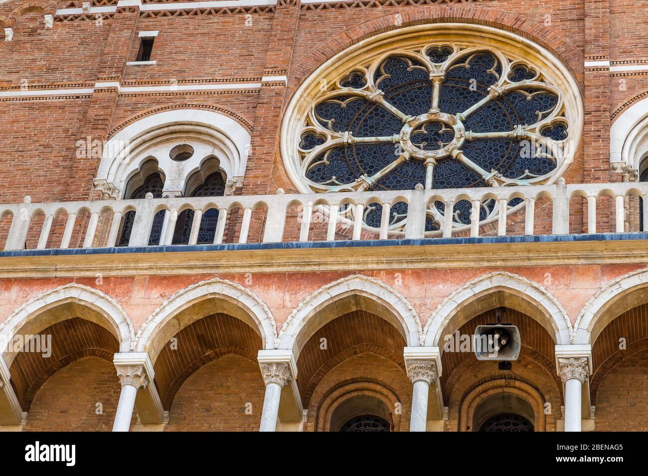 PADOVA, ITALIA - 23 FEBBRAIO 2019: La luce del sole illumina la splendida Basilica di Sant'Antonio da Padova, uno dei luoghi più spirituali d'Italia Foto Stock