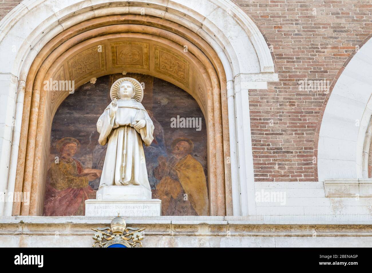 PADOVA, ITALIA - 23 FEBBRAIO 2019: La luce del sole illumina la splendida Basilica di Sant'Antonio da Padova, uno dei luoghi più spirituali d'Italia Foto Stock