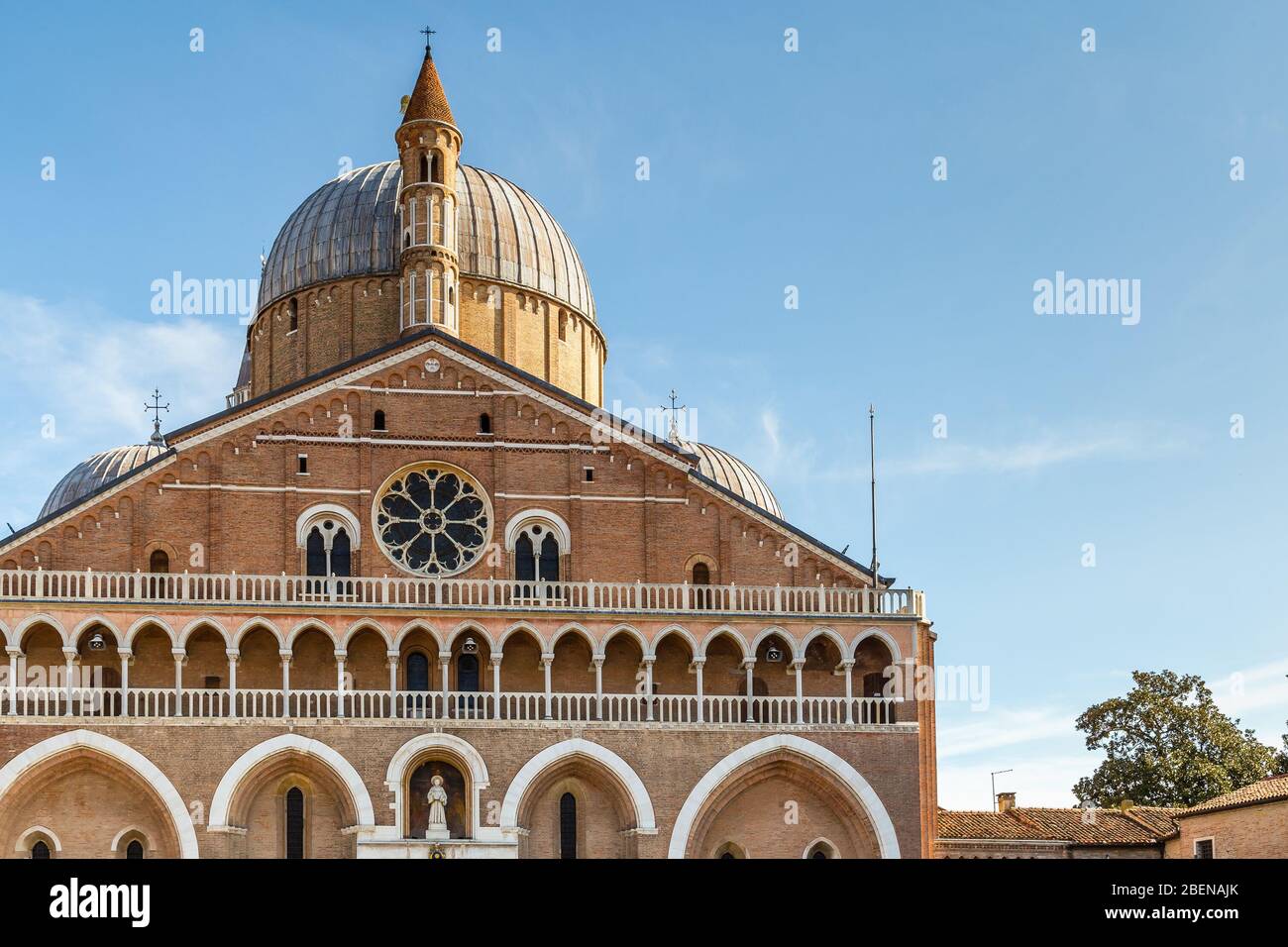 PADOVA, ITALIA - 23 FEBBRAIO 2019: La luce del sole illumina la splendida Basilica di Sant'Antonio da Padova, uno dei luoghi più spirituali d'Italia Foto Stock