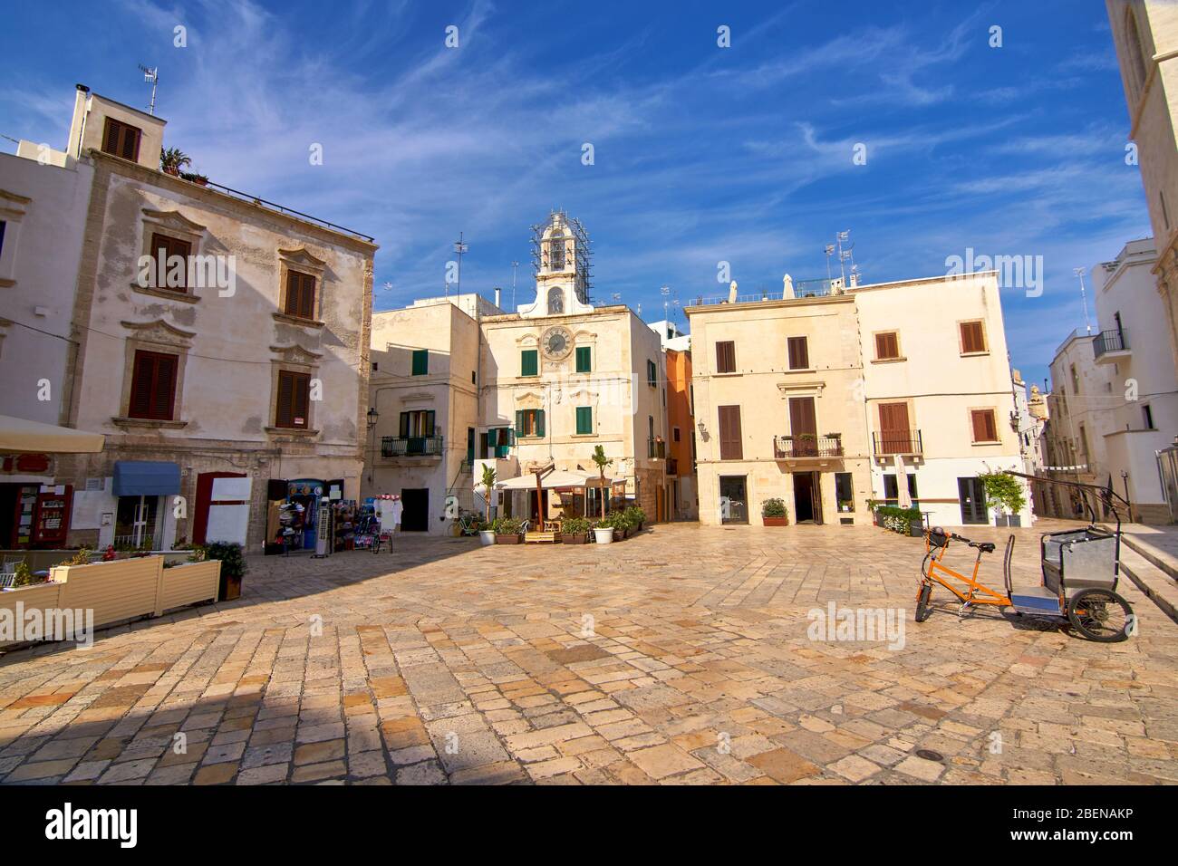 Tipici edifici pugliesi in Piazza Vittorio Emanuele - Polignano a Mare - Città Metropolitana di Bari - Puglia - Italia Foto Stock