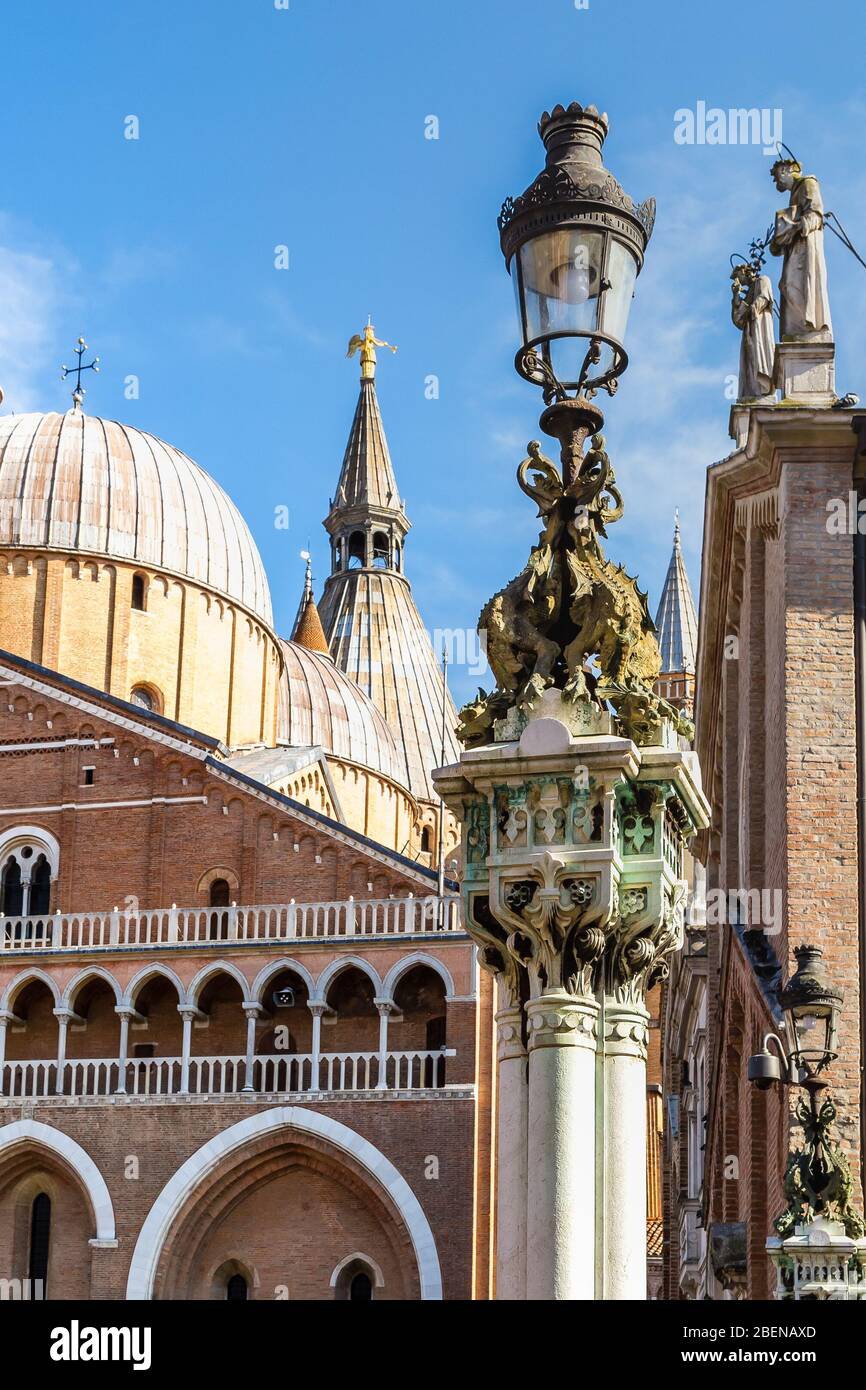 PADOVA, ITALIA - 23 FEBBRAIO 2019: La luce del sole illumina la splendida Basilica di Sant'Antonio da Padova, uno dei luoghi più spirituali d'Italia Foto Stock