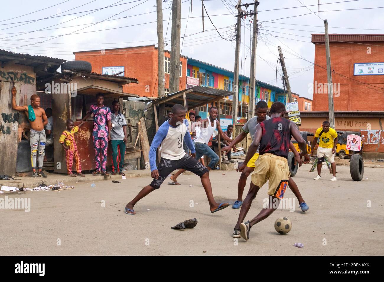 Un gruppo di ragazzi gioca a calcio per strada durante il blocco Covid-19 a Lagos, Nigeria. Foto Stock