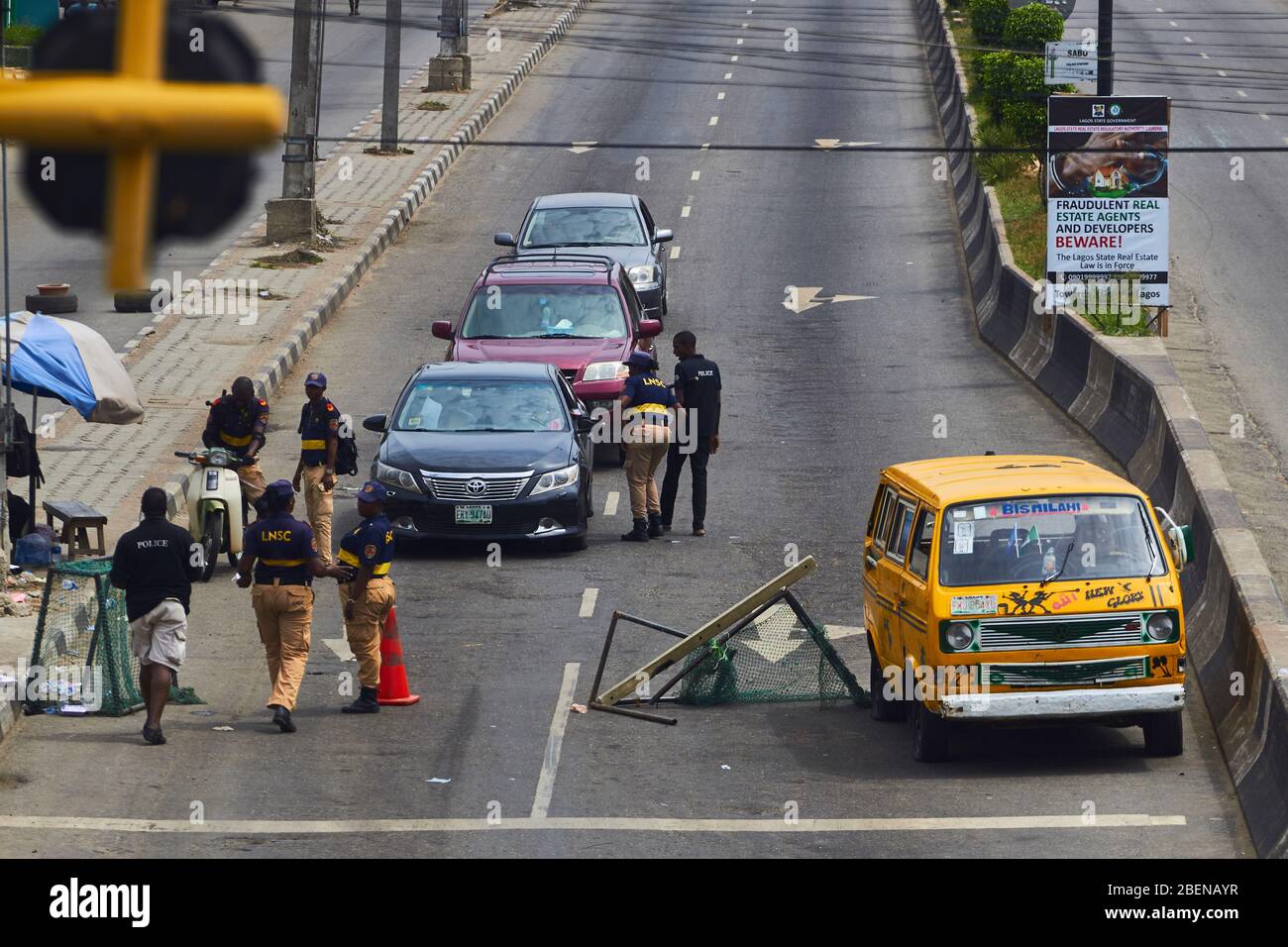 Polizia e altre agenzie di sicurezza a un blocco stradale alla fermata dell'autobus Sabo, Herbert Macauley Way, Lagos, Nigeria per applicare le restrizioni di blocco Covid-19. Foto Stock