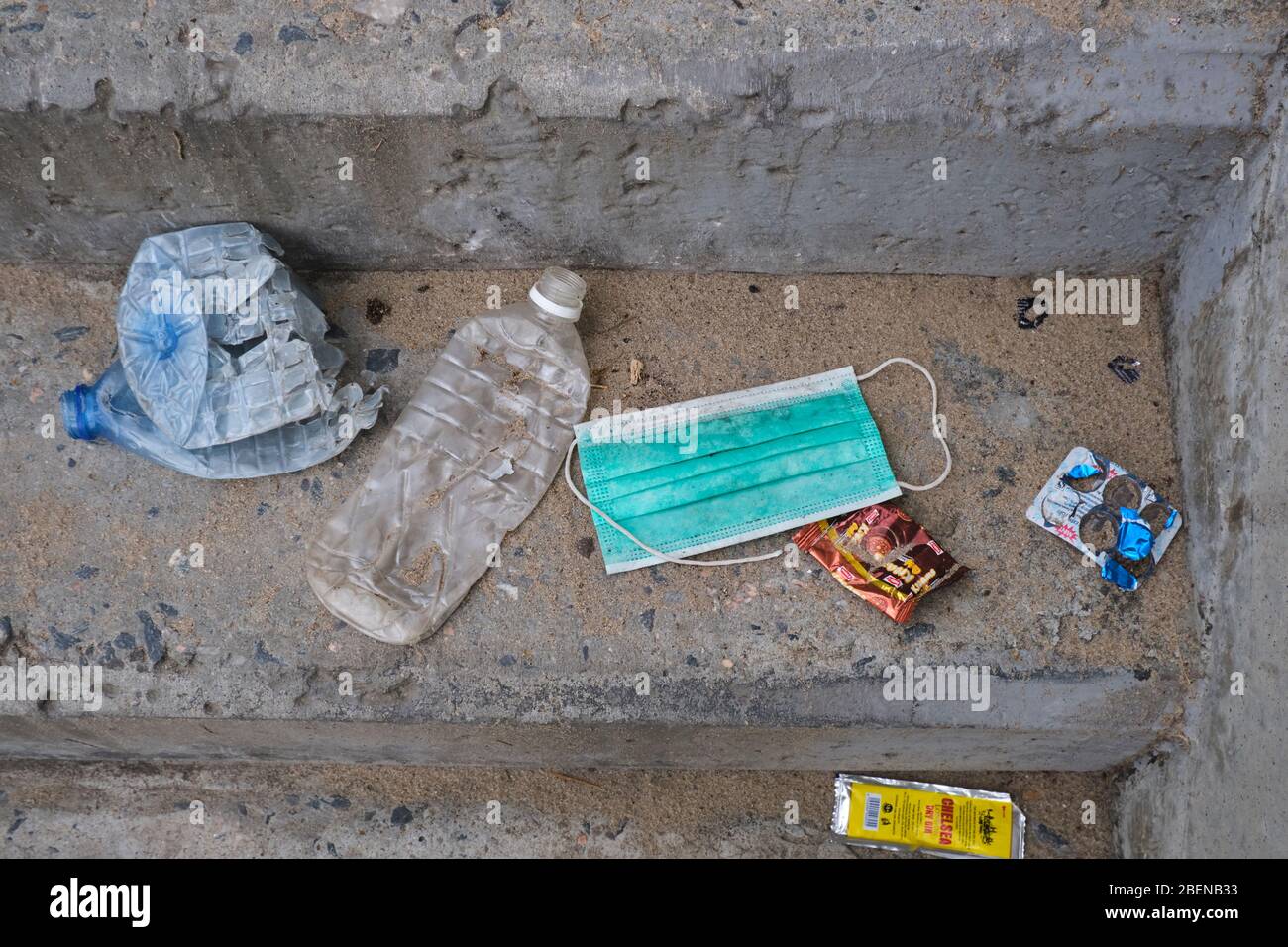 La maschera facciale può ora essere vista tra gli altri rifiuti sulla strada di Lagos, Nigeria. 4, aprile 2020. Credito: Adeyinka Yusuf Foto Stock