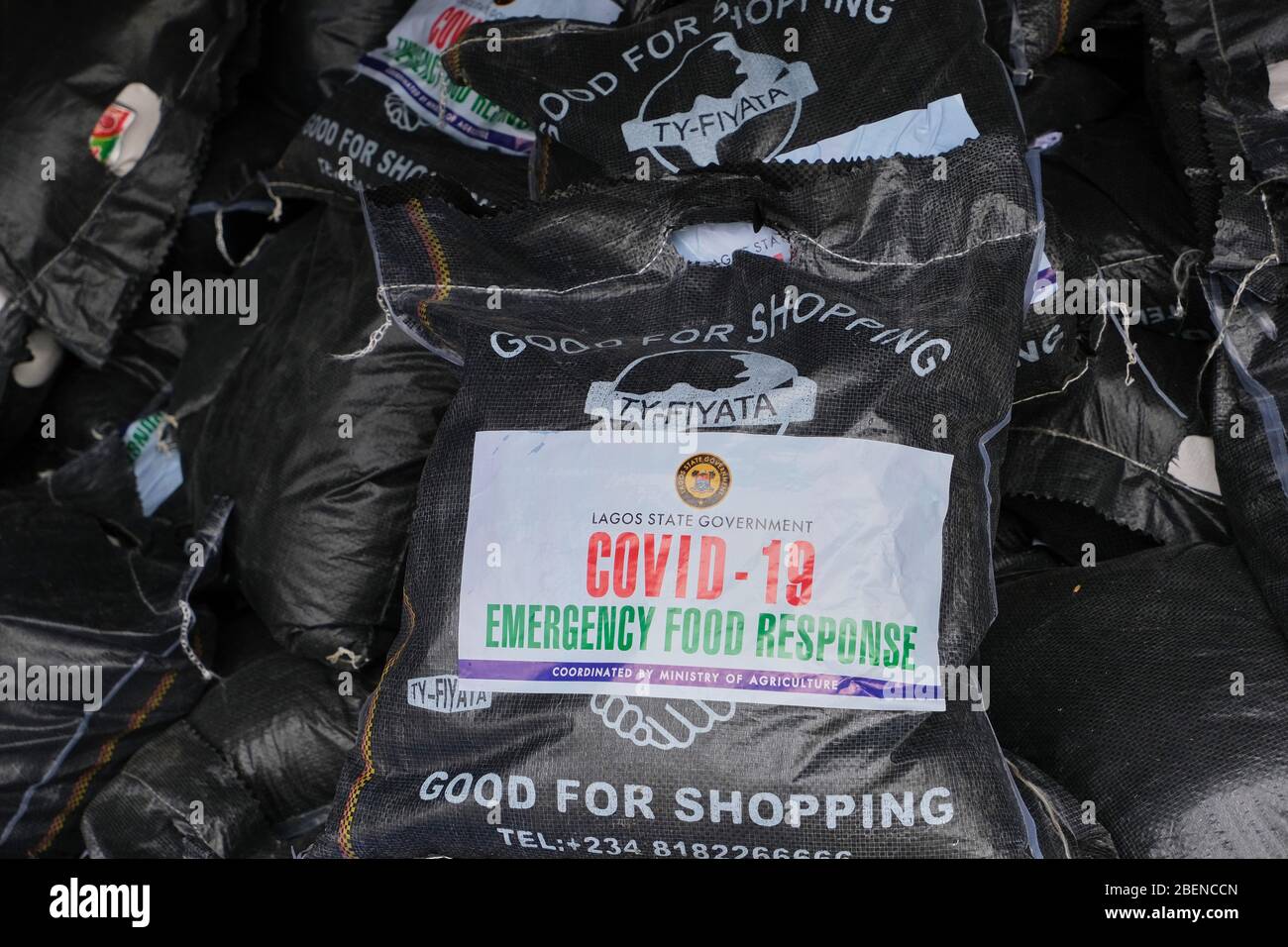 I pacchetti di emergenza alimentare Covid-19 dello Stato di Lagos presso un negozio di Lagos, Nigeria. Foto Stock