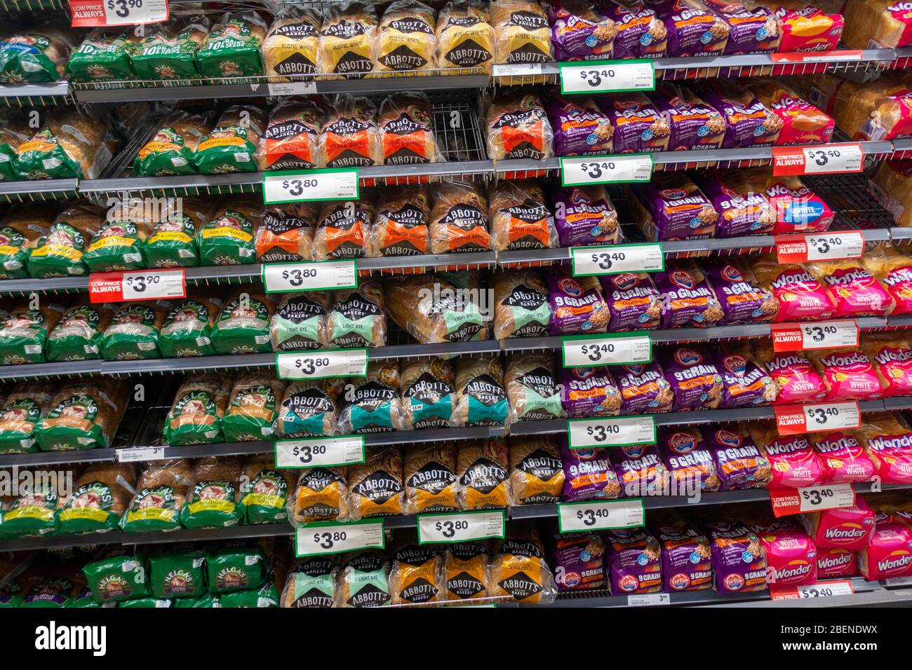 Pane sugli scaffali di un supermercato australiano. Foto Stock