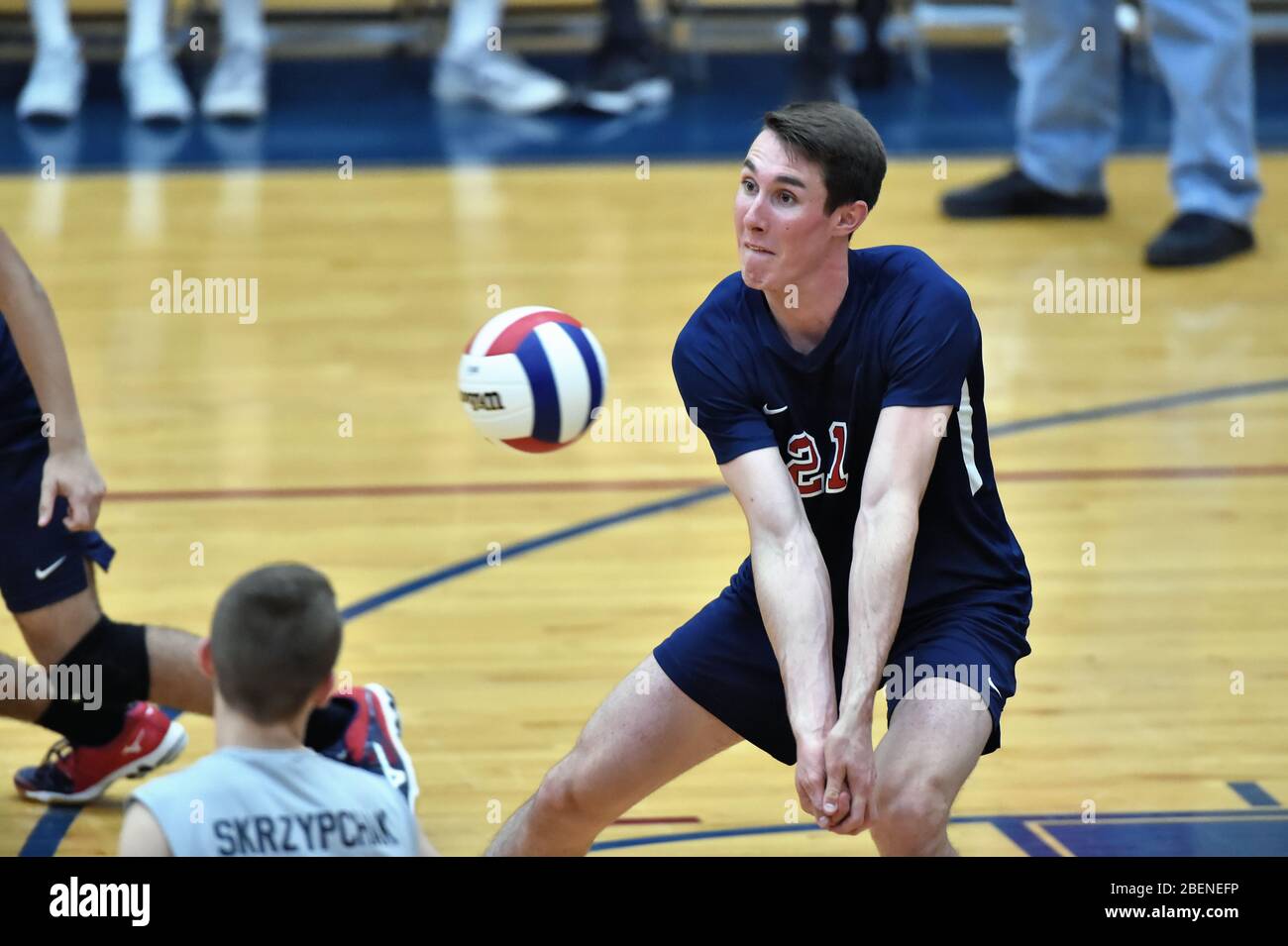 Giocatore che si sposta verso la palla per mantenere vivo un volley. USA. Foto Stock