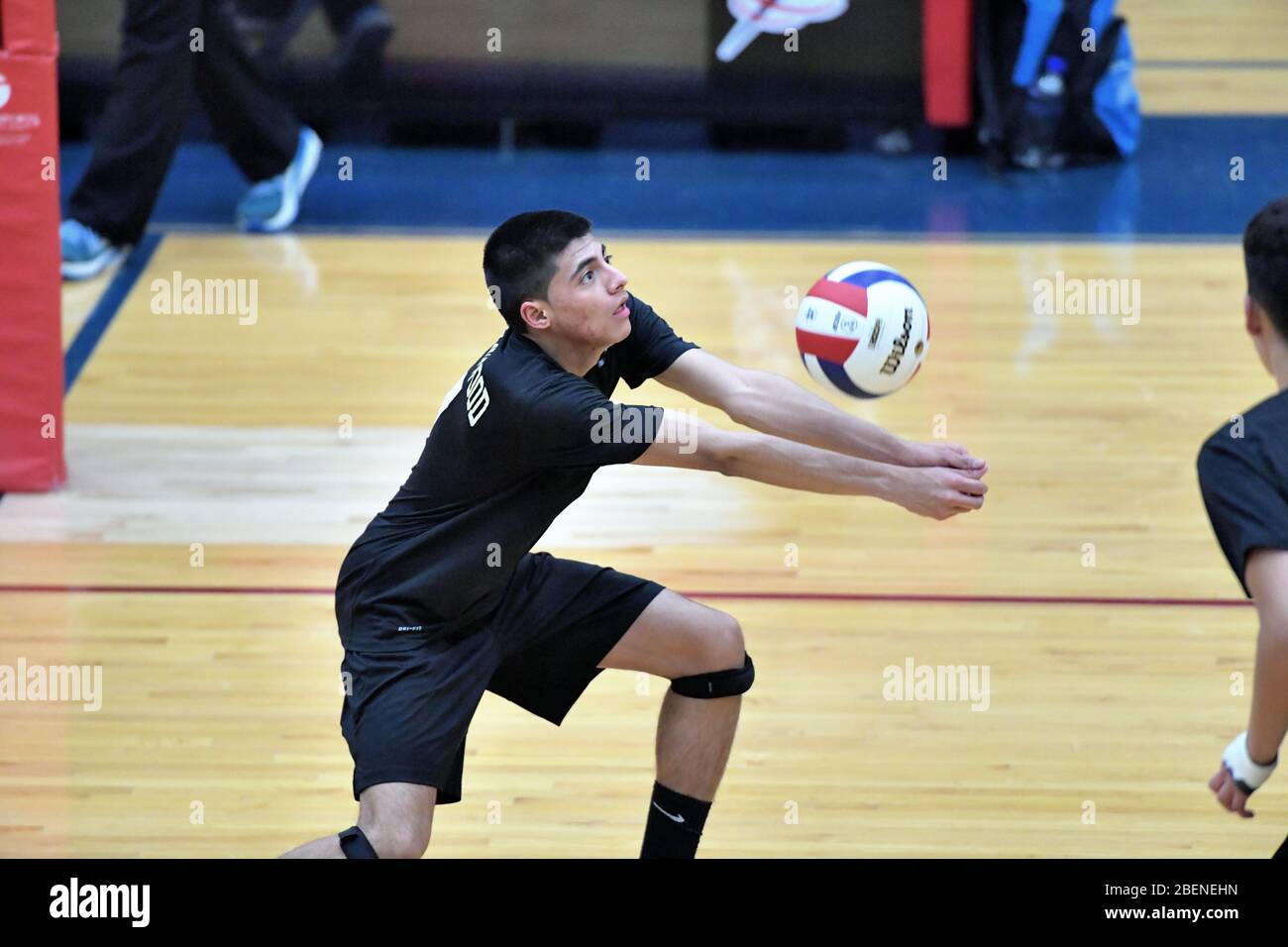 Giocatore che tiene vivo un volley accettando e restituendo il tiro di un avversario. USA. Foto Stock