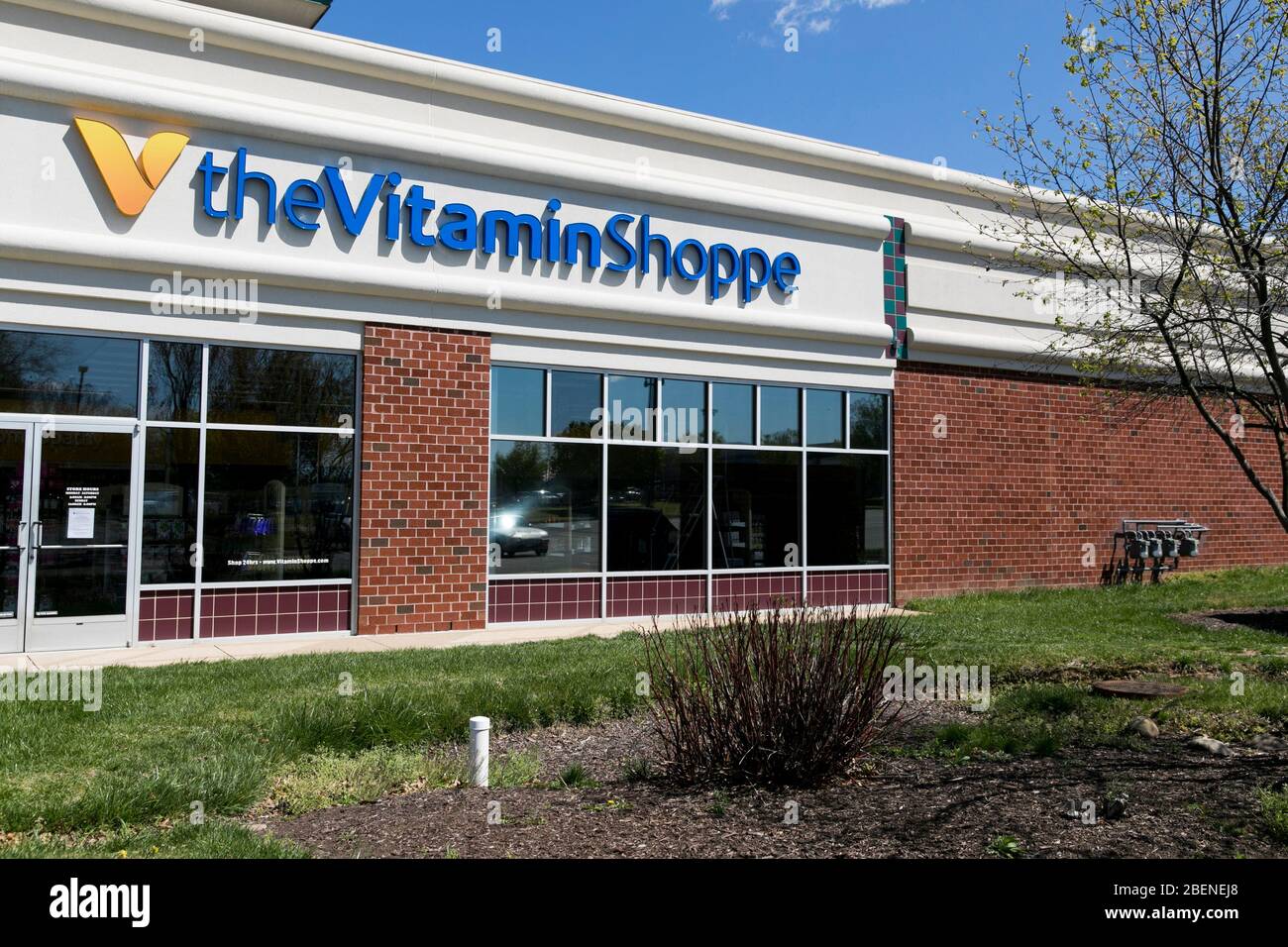 Un logo al di fuori di un negozio al dettaglio Vitamin Shoppe a Fredericksburg, Virginia, il 2 aprile 2020. Foto Stock