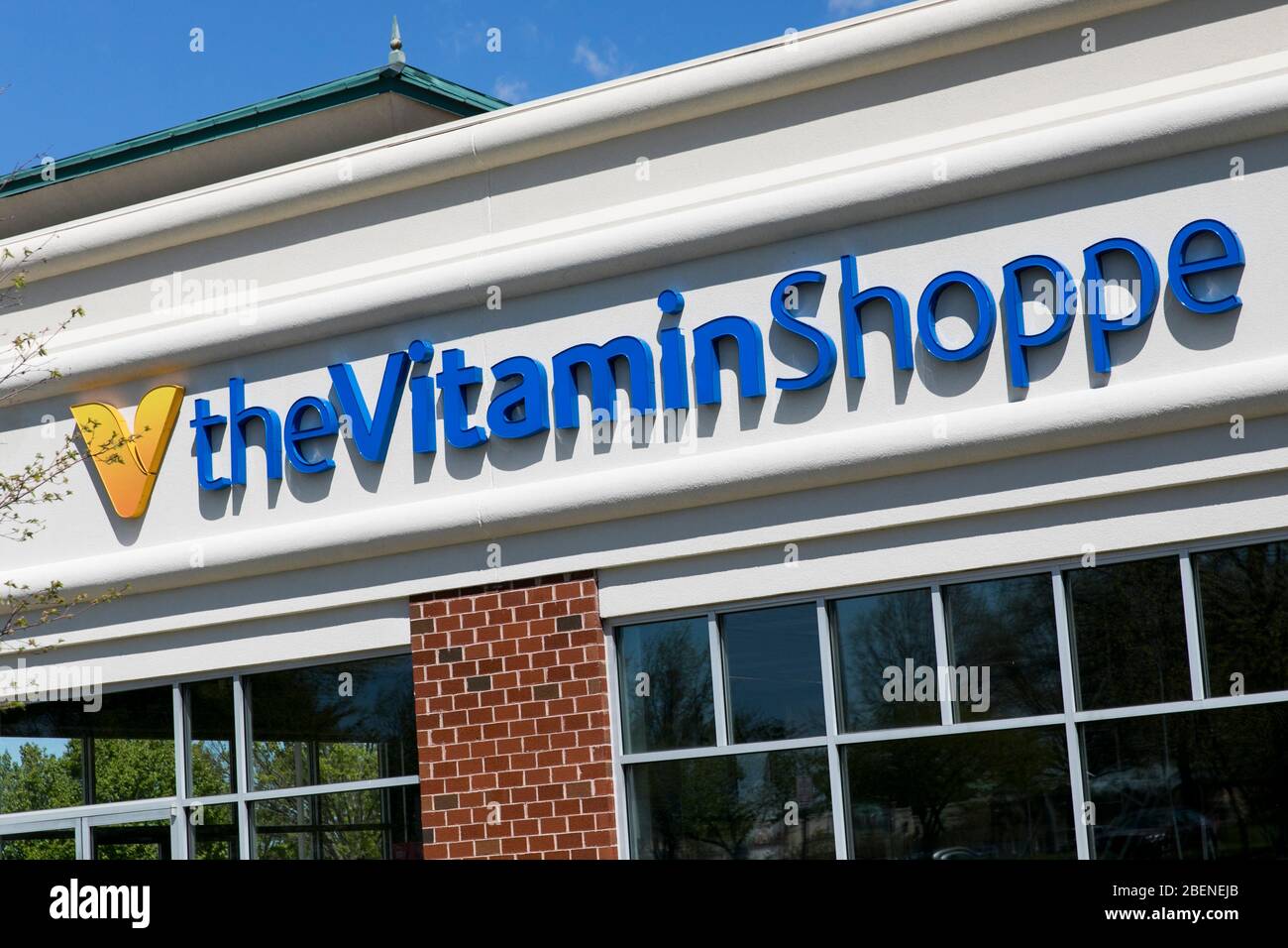 Un logo al di fuori di un negozio al dettaglio Vitamin Shoppe a Fredericksburg, Virginia, il 2 aprile 2020. Foto Stock