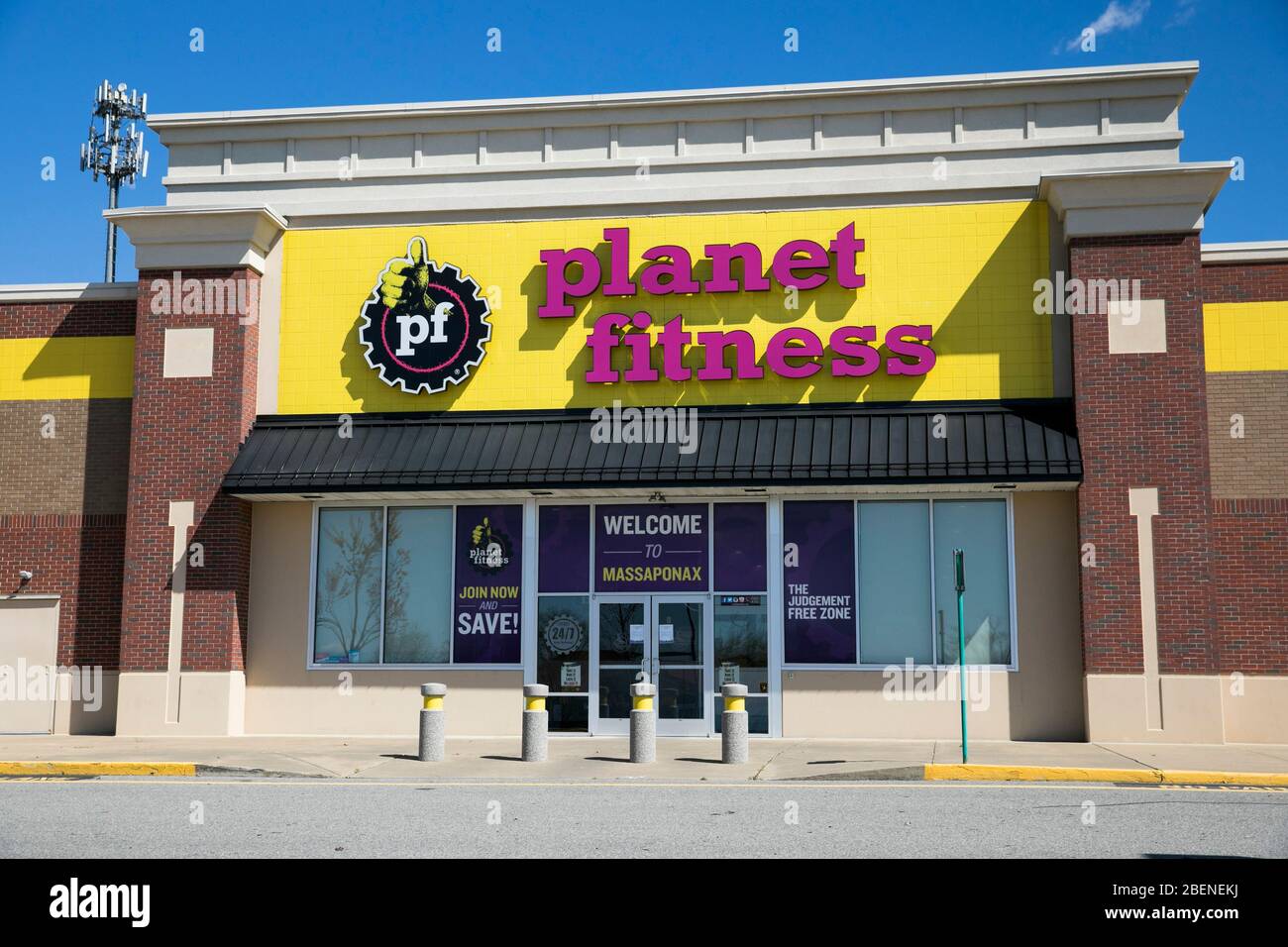 Un logo fuori da una posizione Planet Fitness a Fredericksburg, Virginia, il 2 aprile 2020. Foto Stock