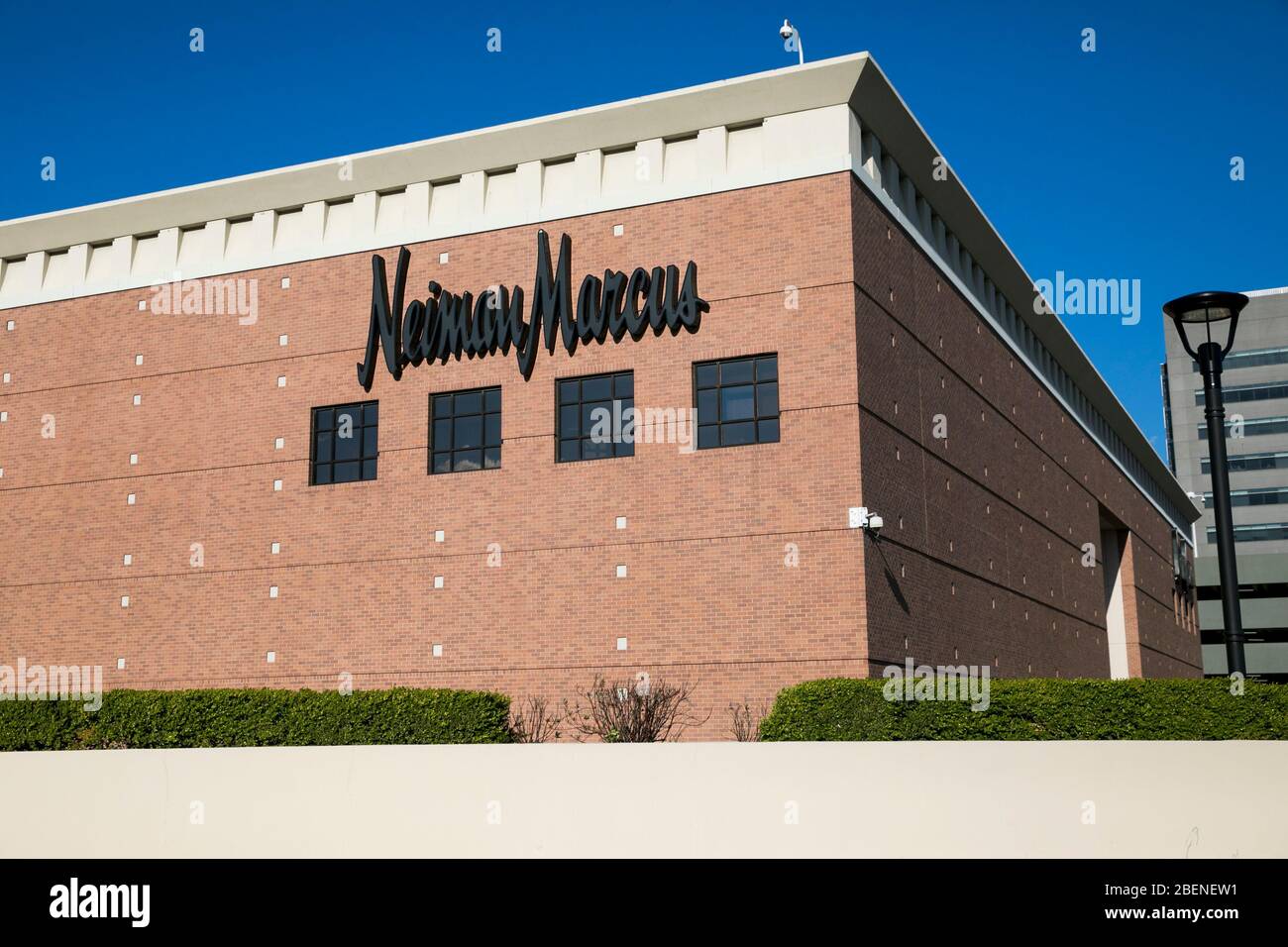 Un logo al di fuori di un punto vendita Neiman Marcus a Tysons, Virginia, il 2 aprile 2020. Foto Stock