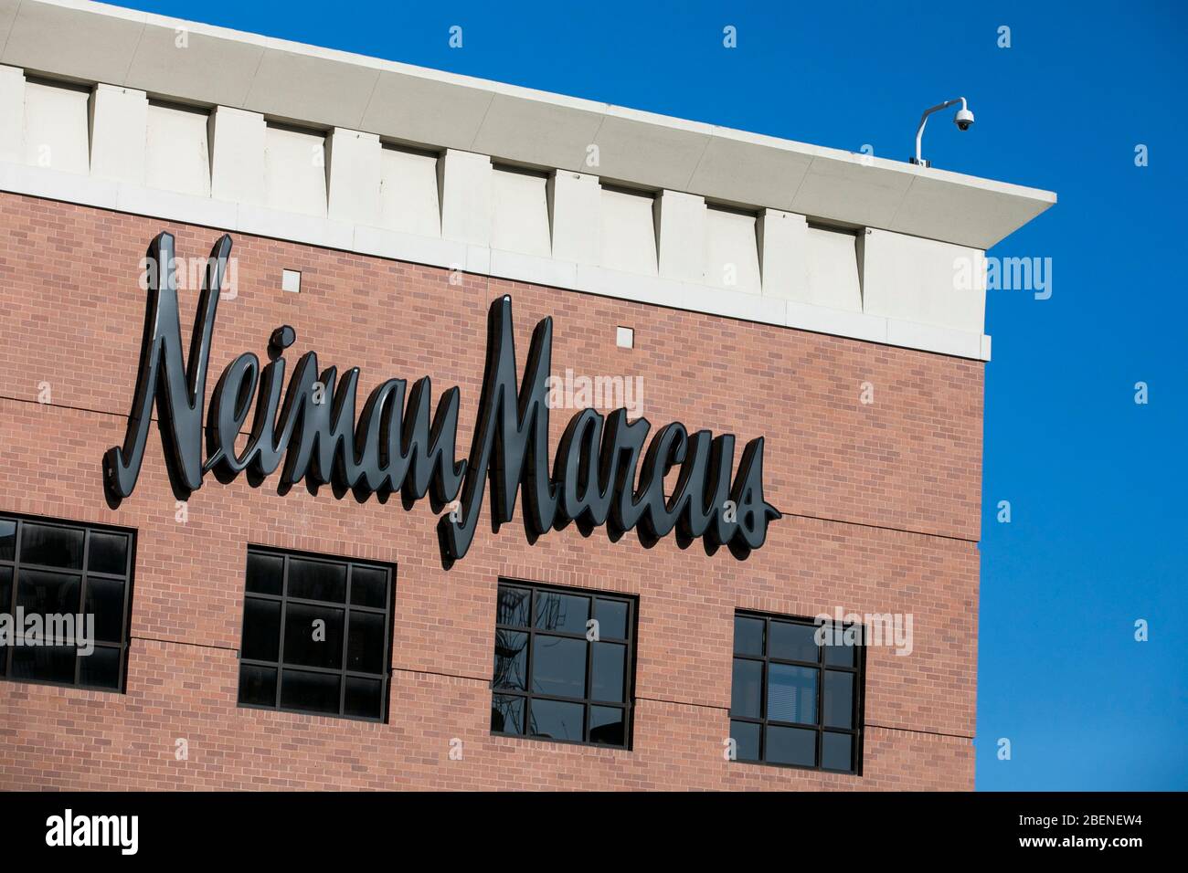 Un logo al di fuori di un punto vendita Neiman Marcus a Tysons, Virginia, il 2 aprile 2020. Foto Stock