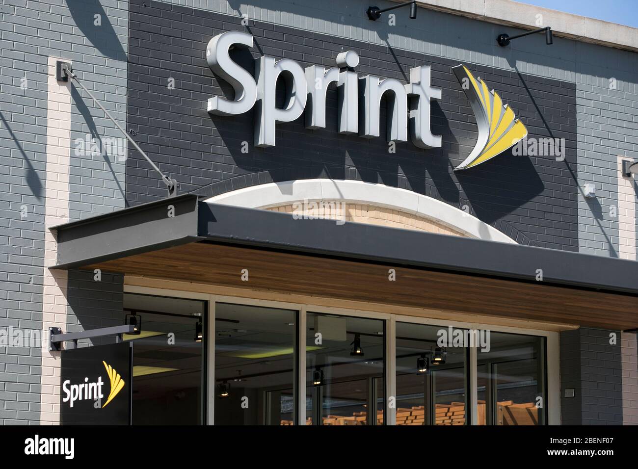 Un logo al di fuori di un punto vendita Sprint a Baltimora, Maryland, il 6 aprile 2020. Foto Stock
