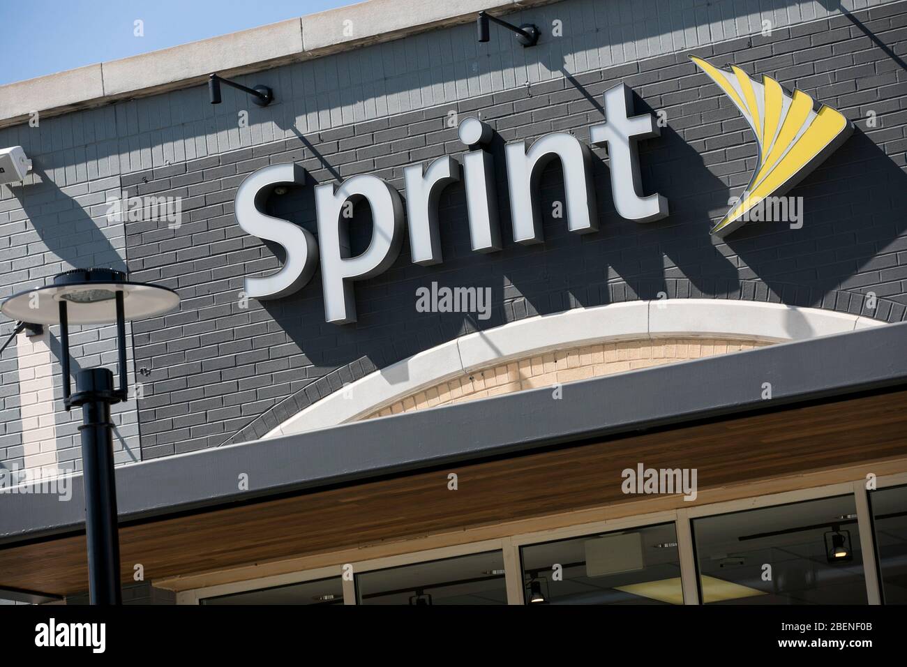 Un logo al di fuori di un punto vendita Sprint a Baltimora, Maryland, il 6 aprile 2020. Foto Stock