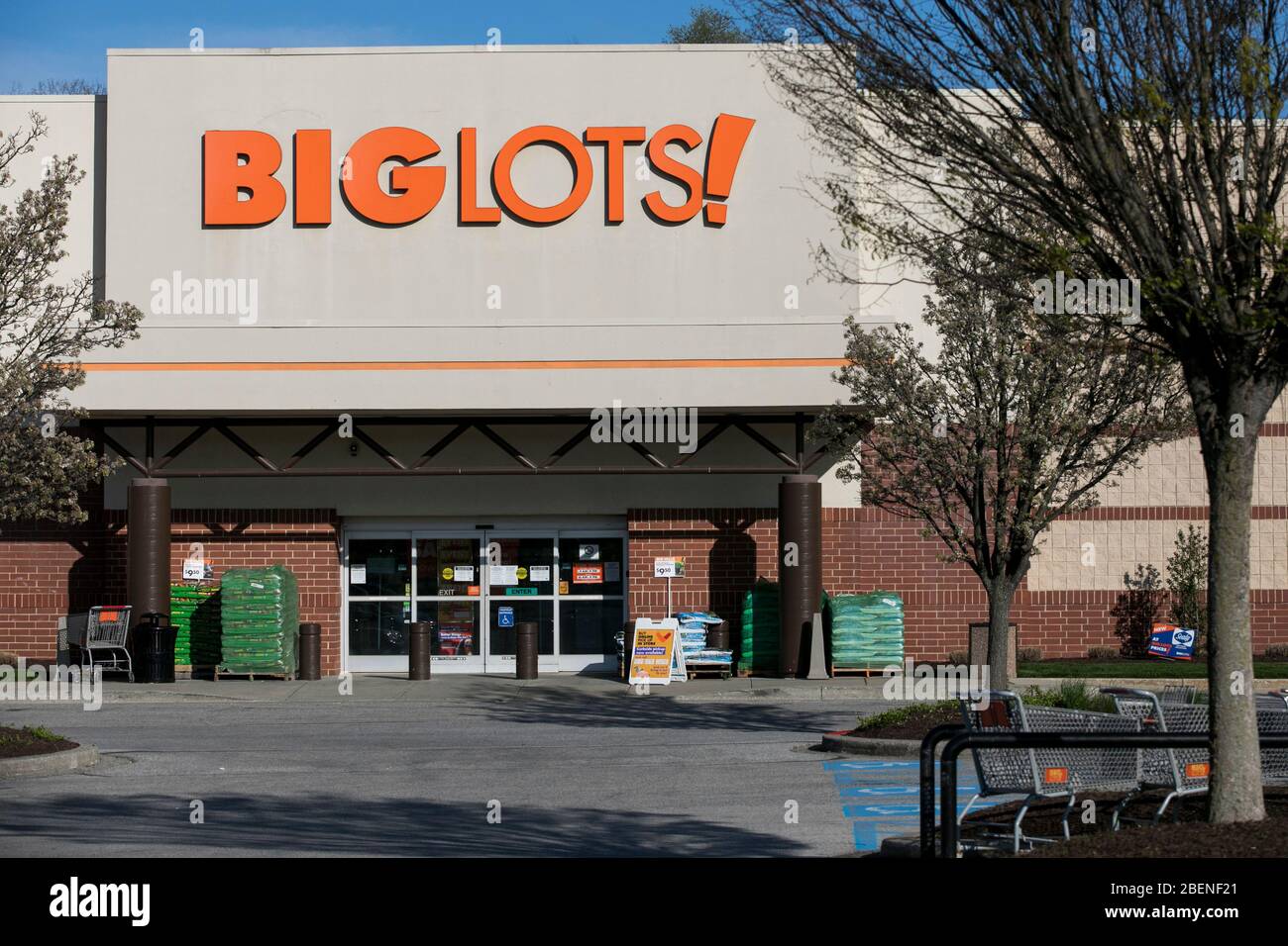 Un logo al di fuori di un negozio Big Lots a Columbia, Maryland, il 6 aprile 2020. Foto Stock