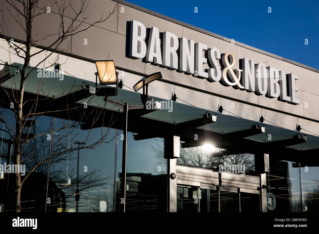 Un logo all'esterno di un punto vendita Barnes & Noble a Columbia, Maryland, il 6 aprile 2020. Foto Stock