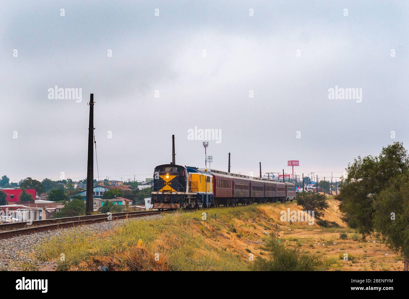 SANTIAGO, CILE - DICEMBRE 2015: Un treno passeggeri a Cerrillos Foto Stock