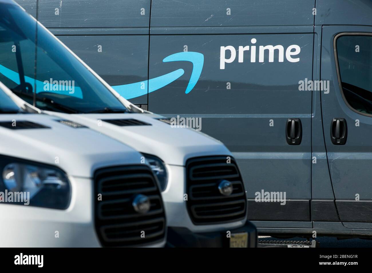 I furgoni di consegna Amazon prime parcheggiati a Glen Burnie, Maryland, il 6 aprile 2020. Foto Stock
