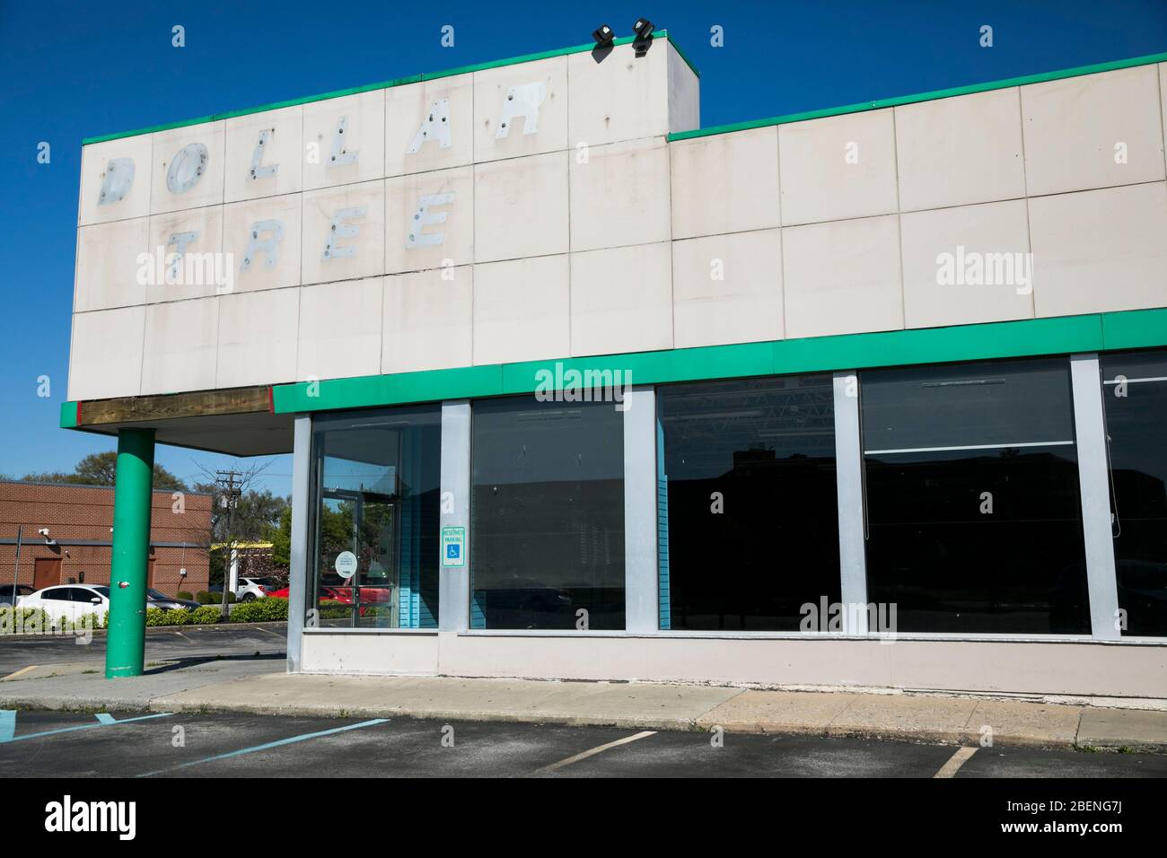 Il profilo sbiadito di un logo all'esterno di un negozio al dettaglio chiuso e abbandonato Dollar Tree a Glen Burnie, Maryland, il 6 aprile 2020. Foto Stock