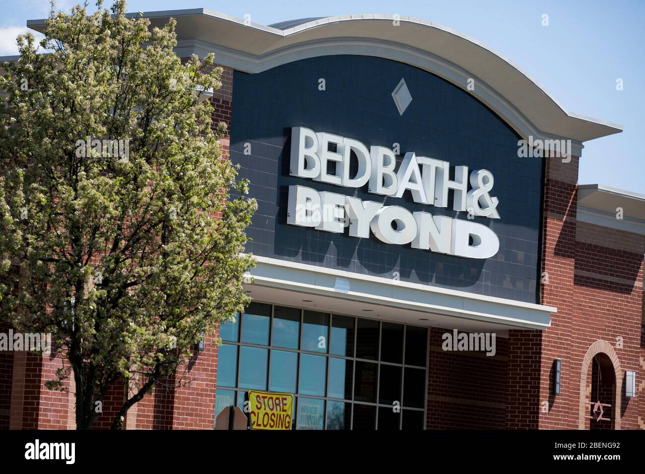Un cartello "Store Closing" fuori dal punto vendita di un Bed Bath & Beyond a Stafford, Virginia, il 2 aprile 2020. Foto Stock