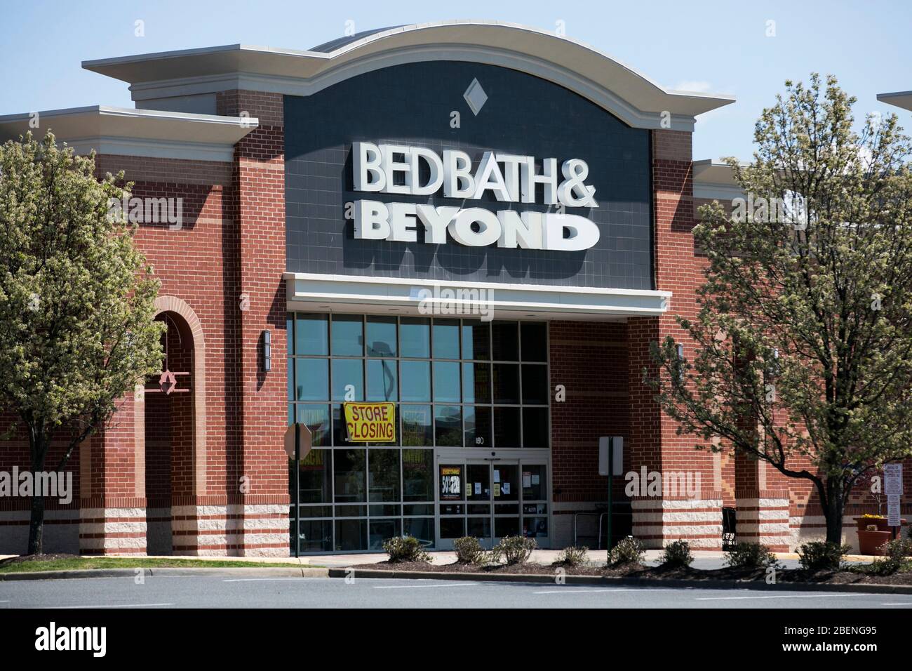 Un cartello "Store Closing" fuori dal punto vendita di un Bed Bath & Beyond a Stafford, Virginia, il 2 aprile 2020. Foto Stock