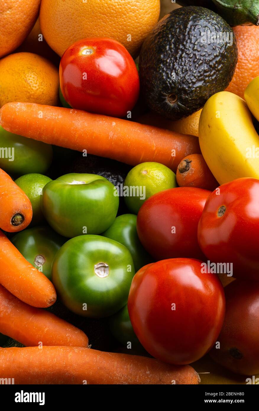 Vista dall'alto, frutta fresca e verdura biologica sul piano del tavolo Foto Stock